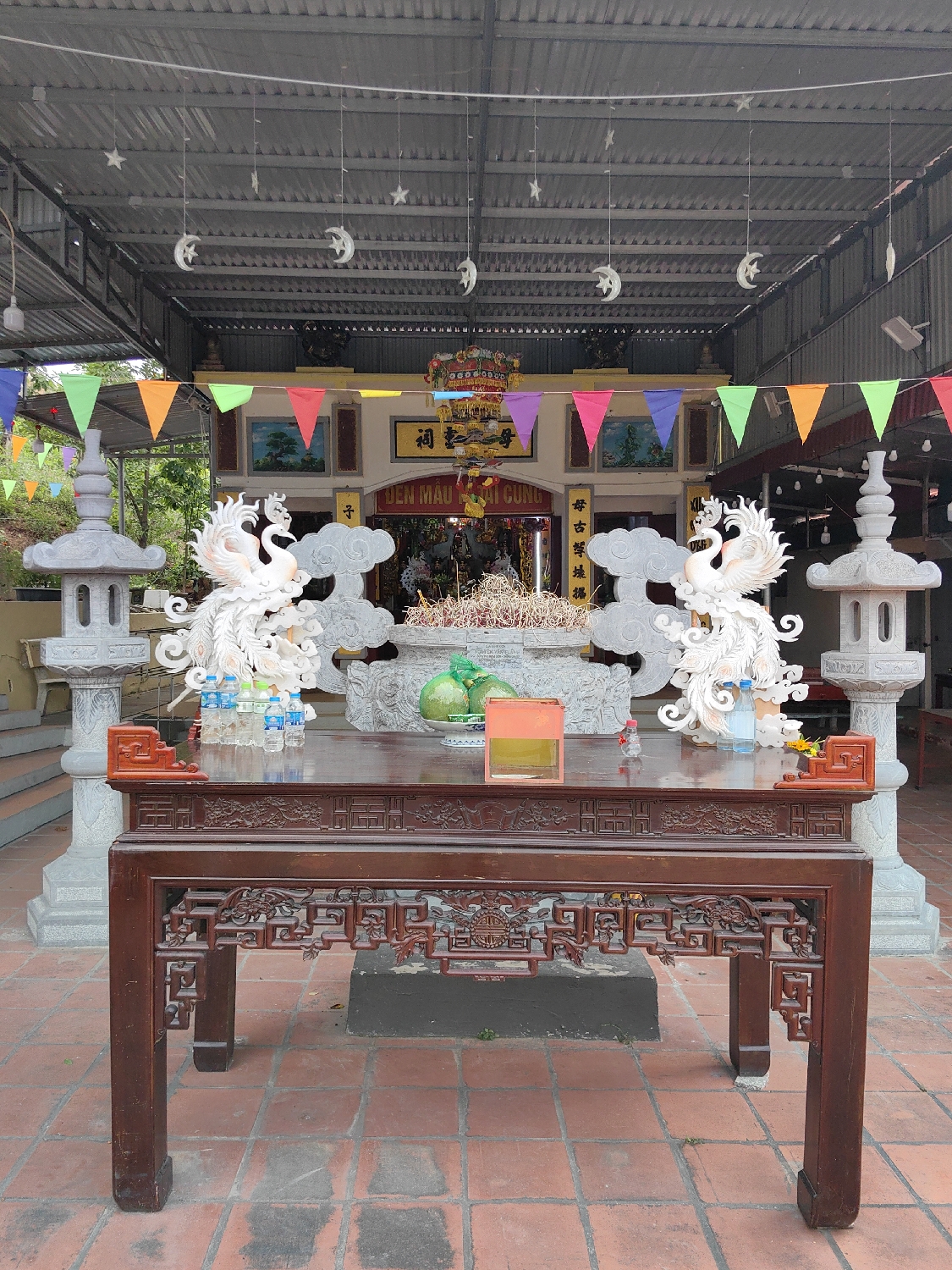 Morning walk through Bai Chay Ward captures shrines, streets, harbor views