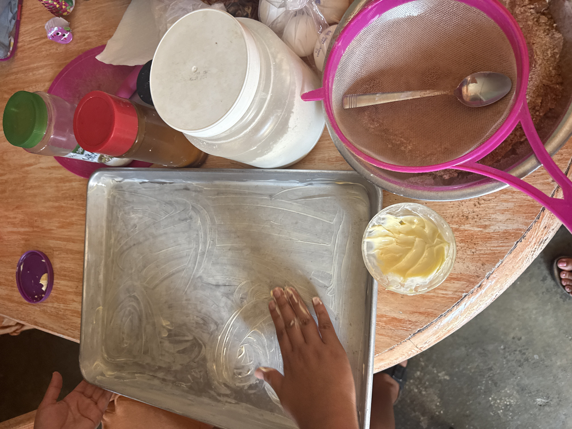 Family baking session produces chocolate cake in Acapulco kitchen