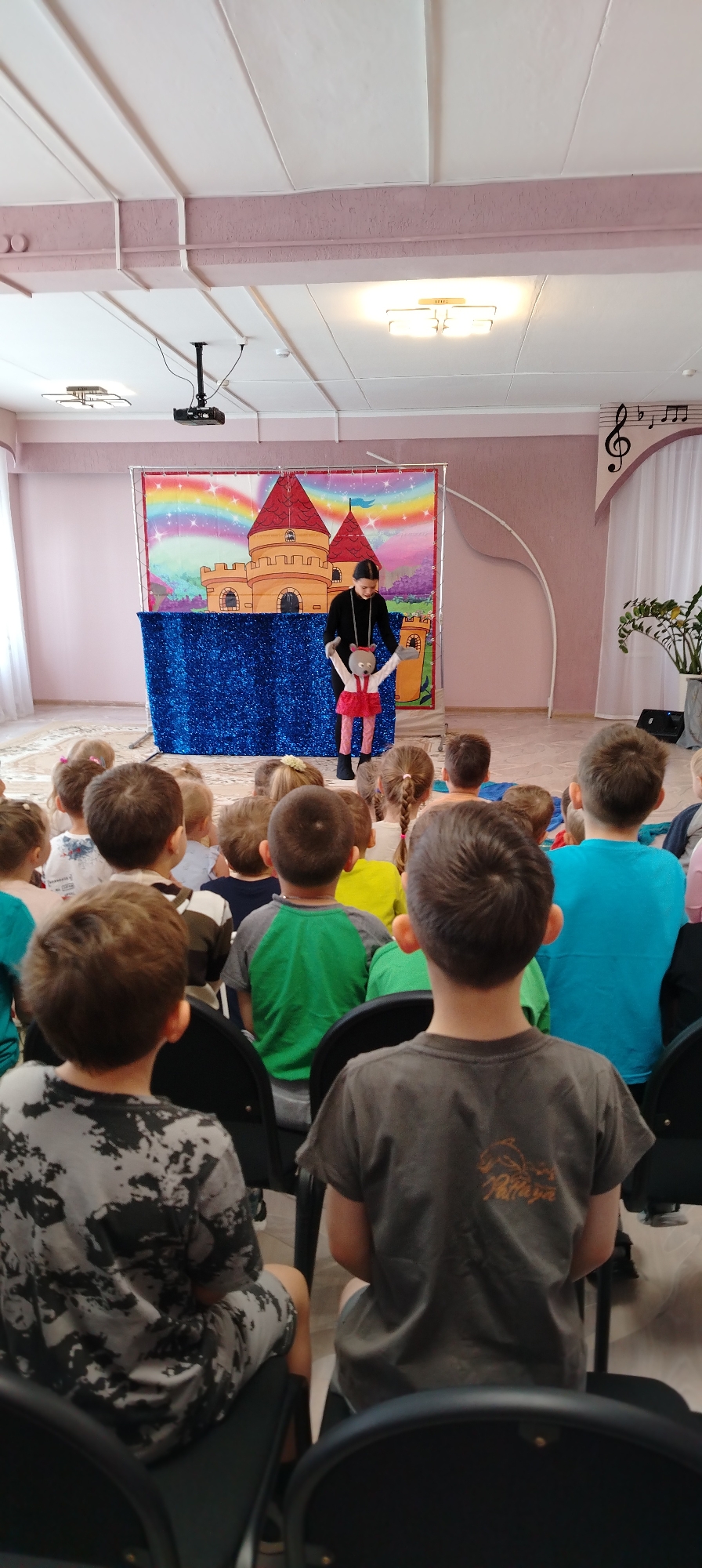 Children's puppet show entertains young audience in Chaikovsky, Russia