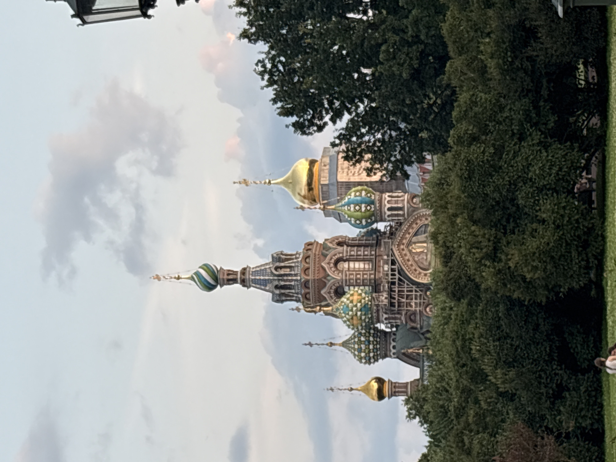 Live music in a Saint Petersburg park at dusk