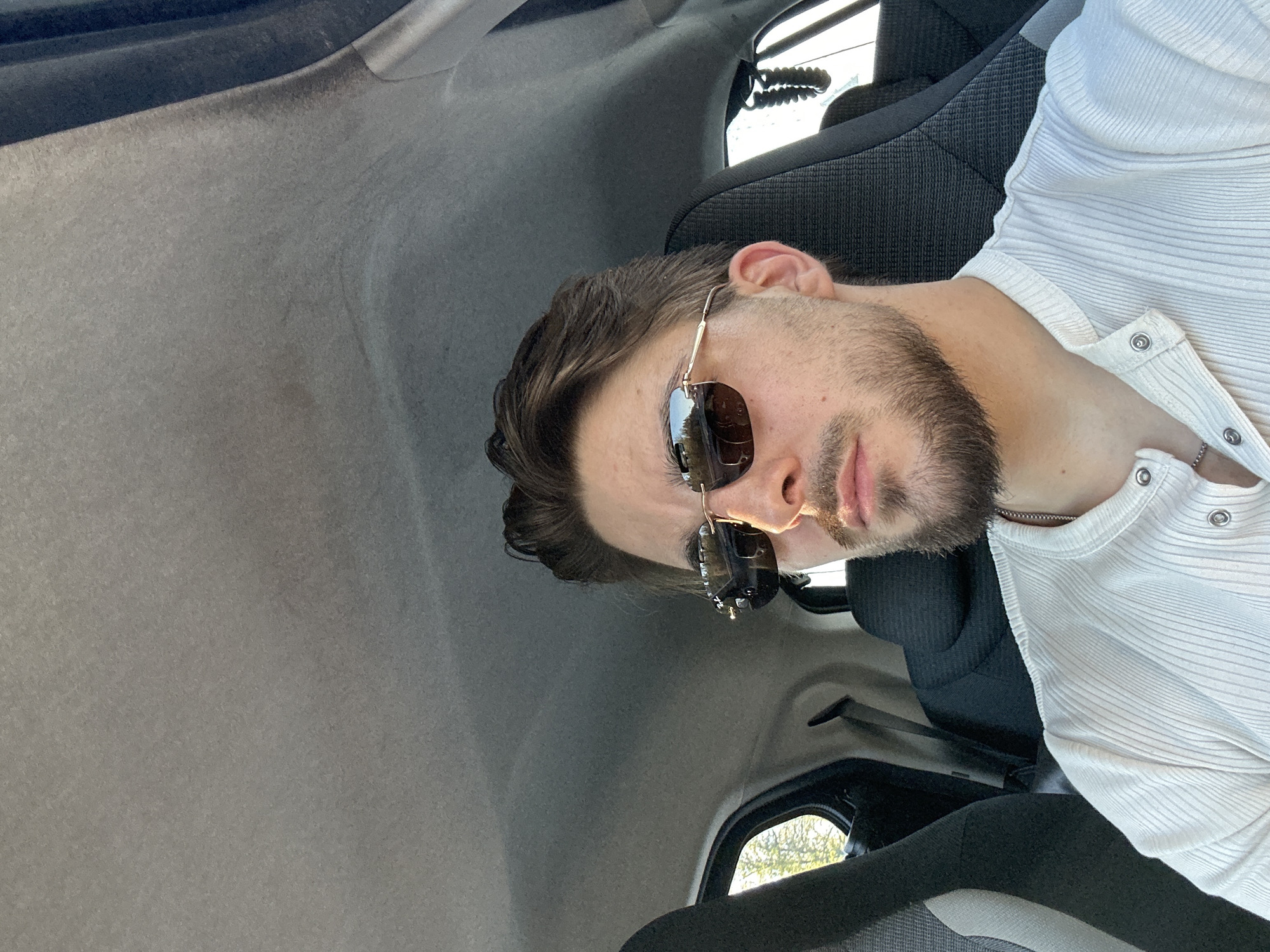 Man in sunglasses observed in car in Bülach