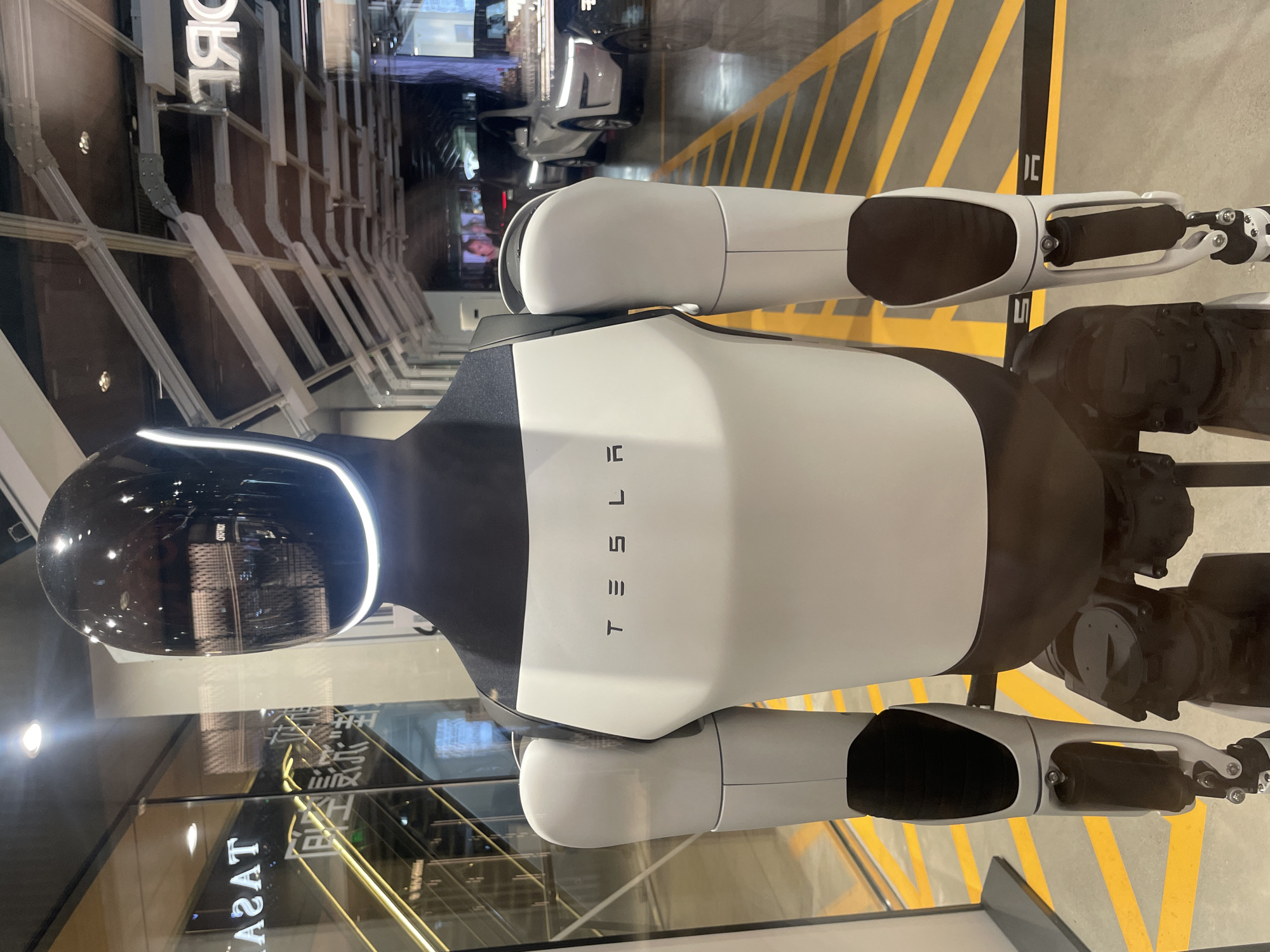 Luxury brand displays documented at Chengdu shopping mall