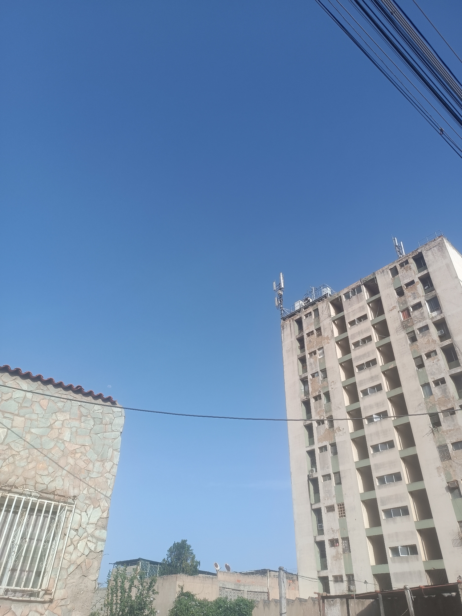Witness documents daily life in Porlamar streets over 48 minutes