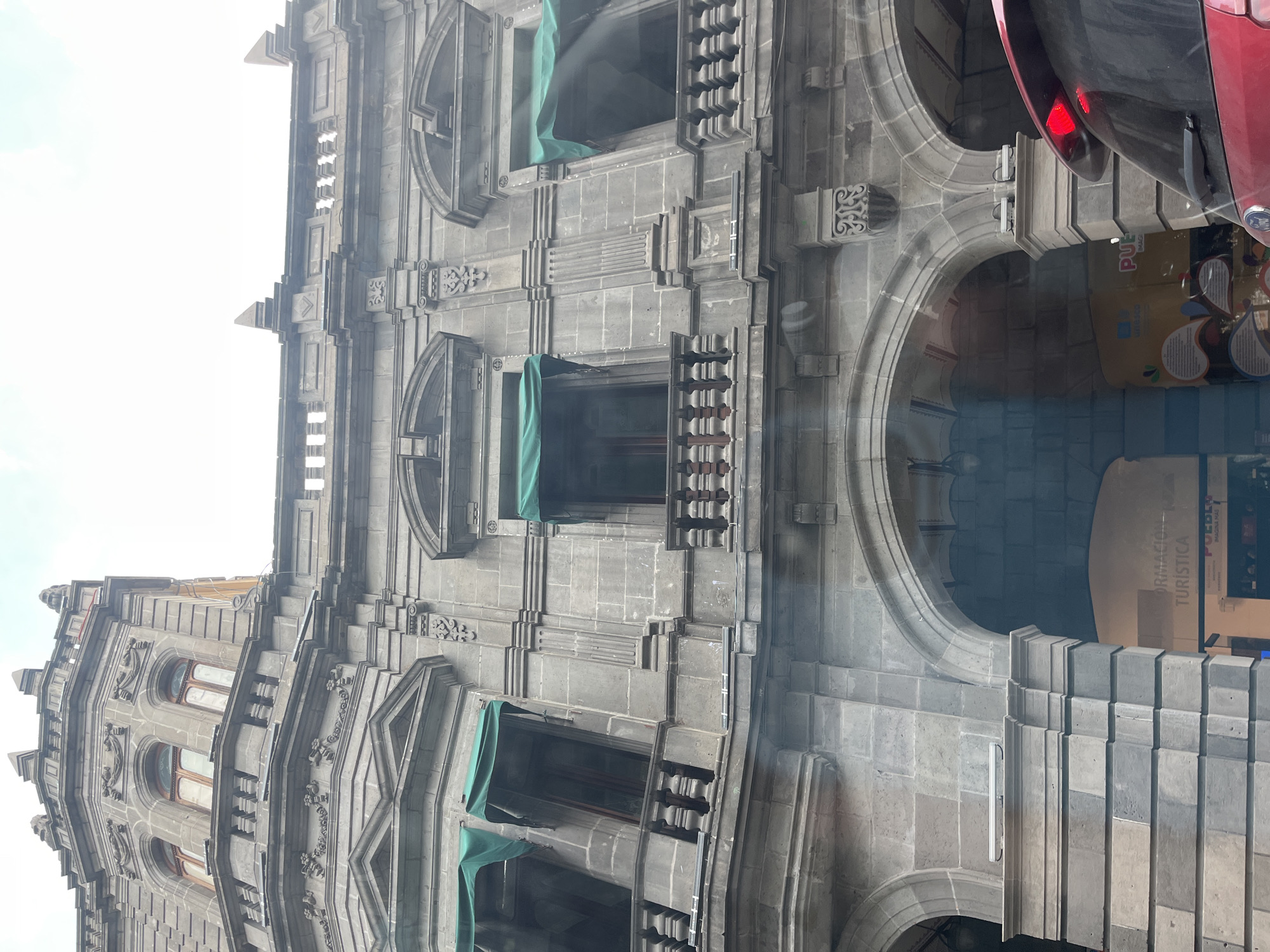 Evening street scenes documented near Puebla's Municipal Palace