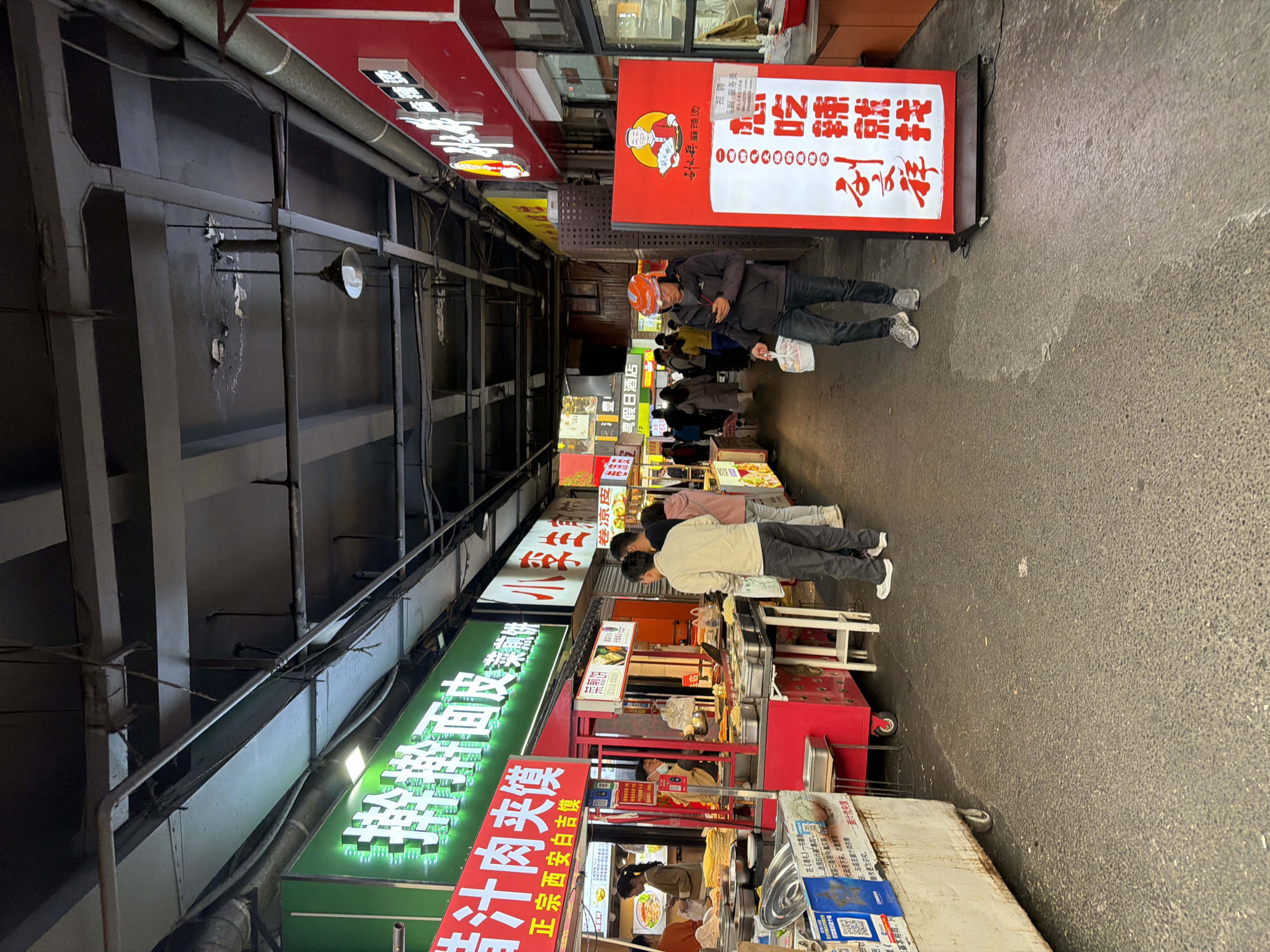 Morning street life documented in Jiangning District, Nanjing