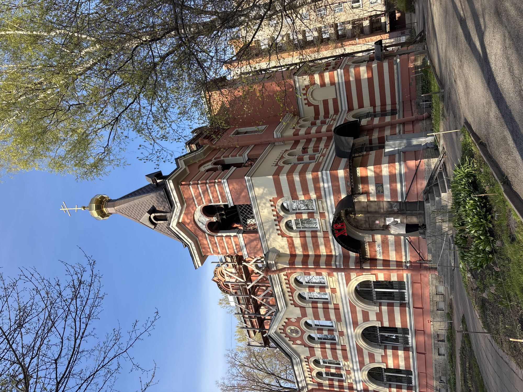 Spring afternoon stroll captures Orthodox churches, blossoms in Petersburg