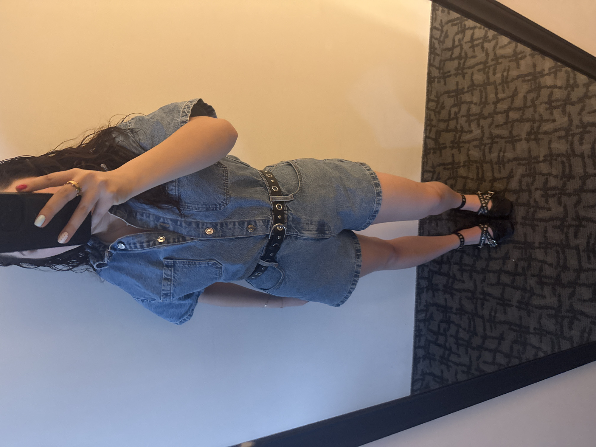 Women take hotel bathroom selfie in Mexico City