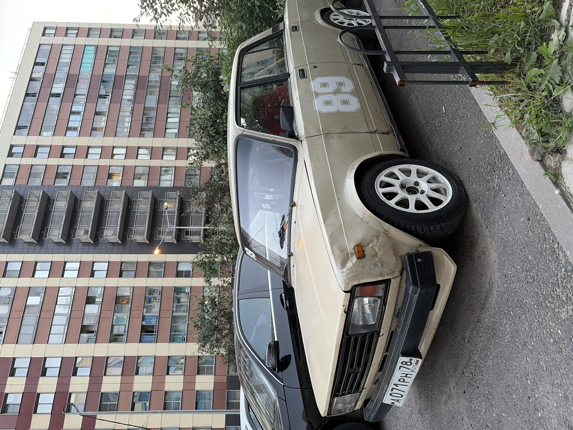 Kudrovo at sunset: cars, parks, and a vintage ice cream truck