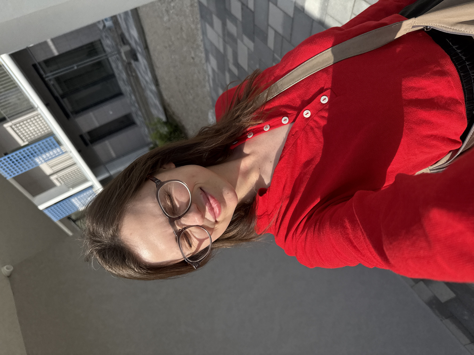 Woman documents quiet Sunday afternoon with selfies in Balatonlelle