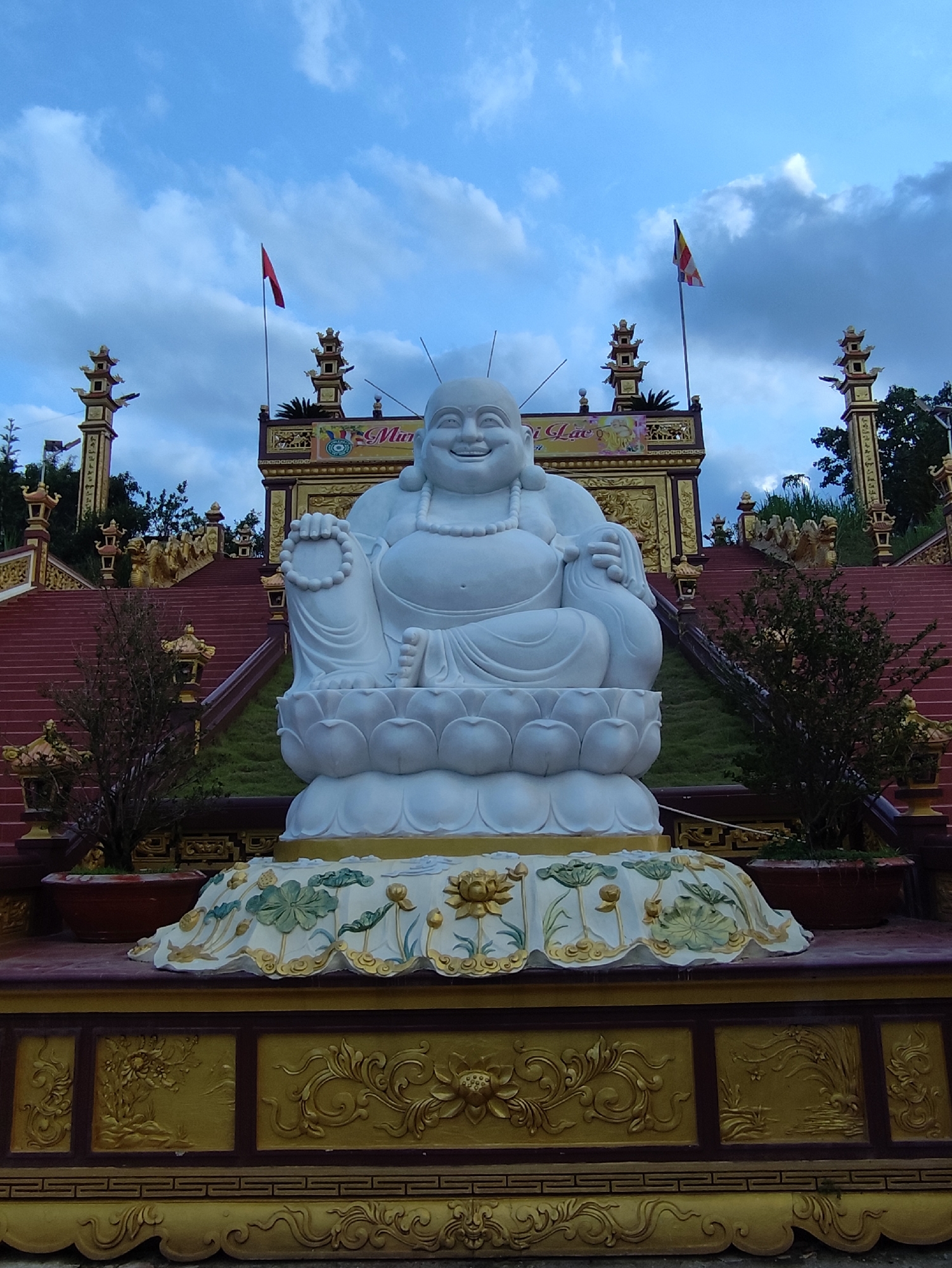 Temple visit and town scenes documented in Lạc Dương