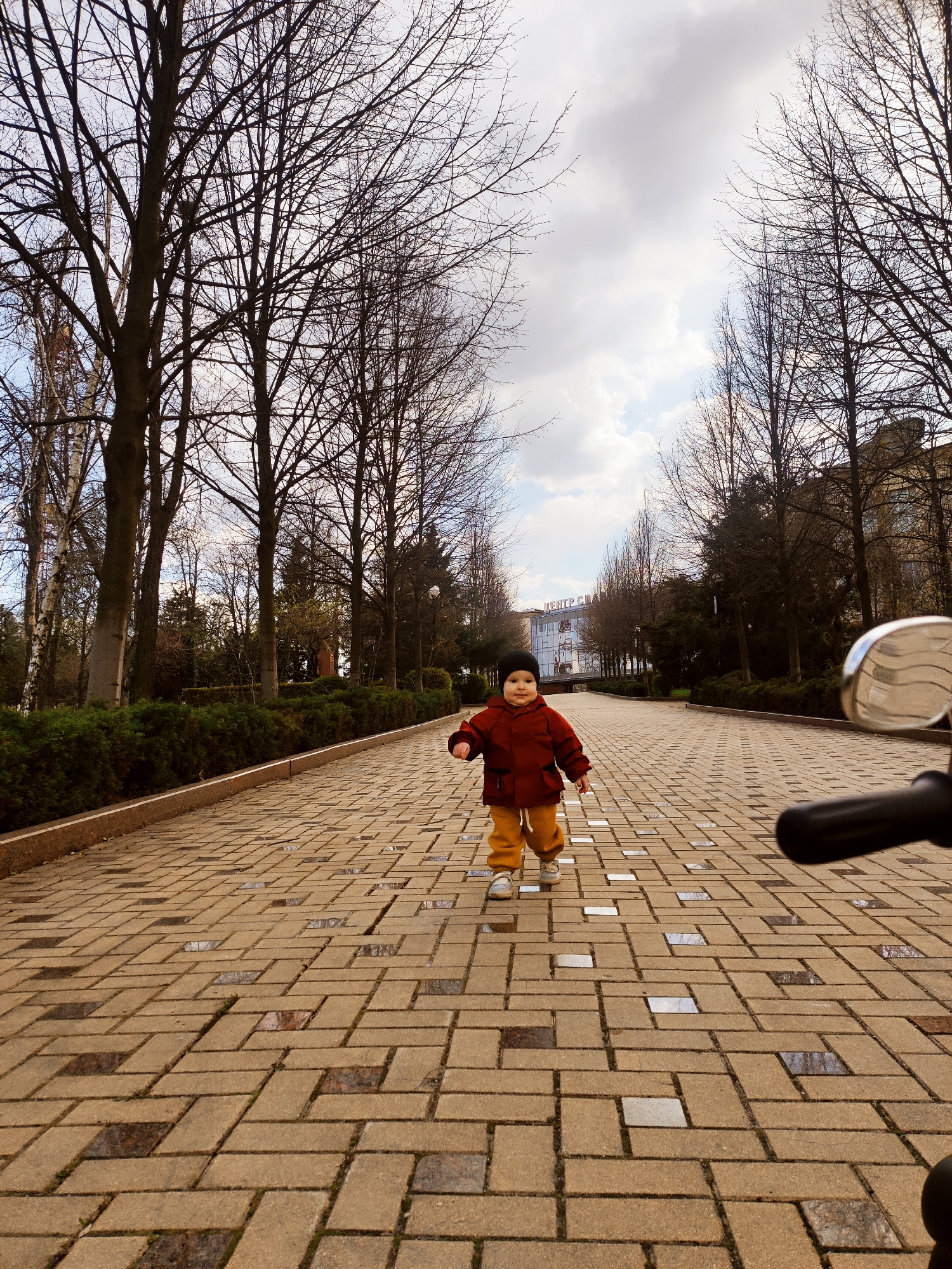 Children spotted playing in Donetsk park on Sunday afternoon