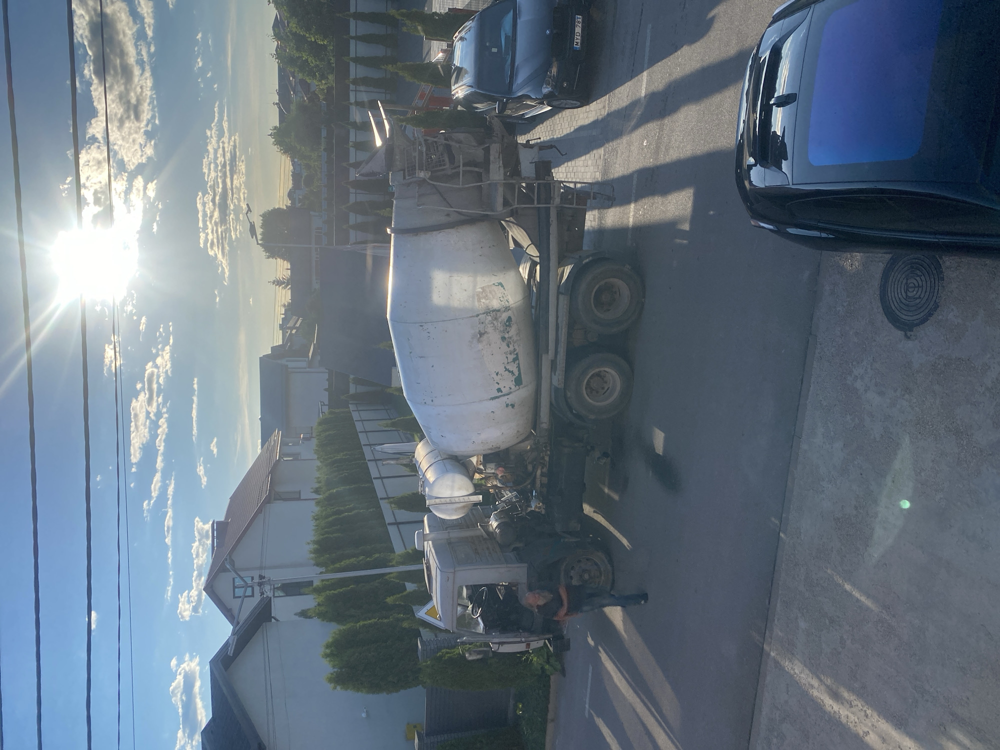 Late afternoon to dusk in a Novi Petrivtsi neighborhood
