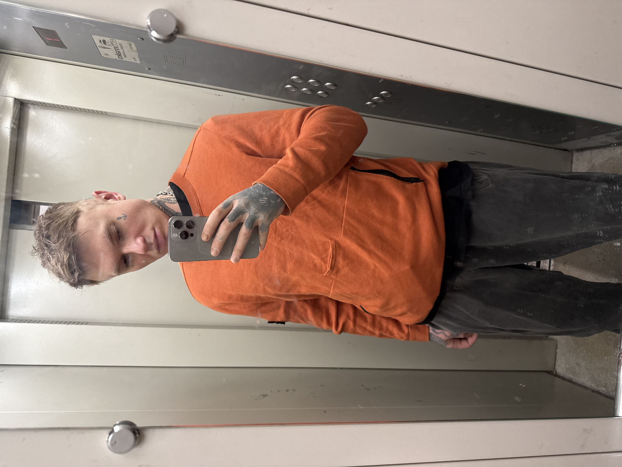 Man Takes Mirror Selfie in Moscow Elevator