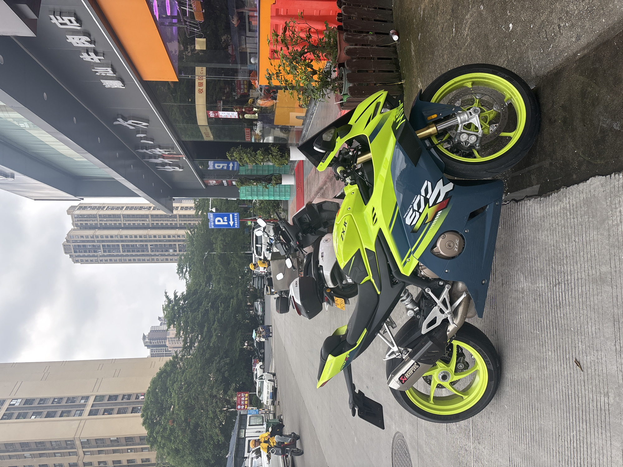 Sport bike and live poultry market, Nanhai District
