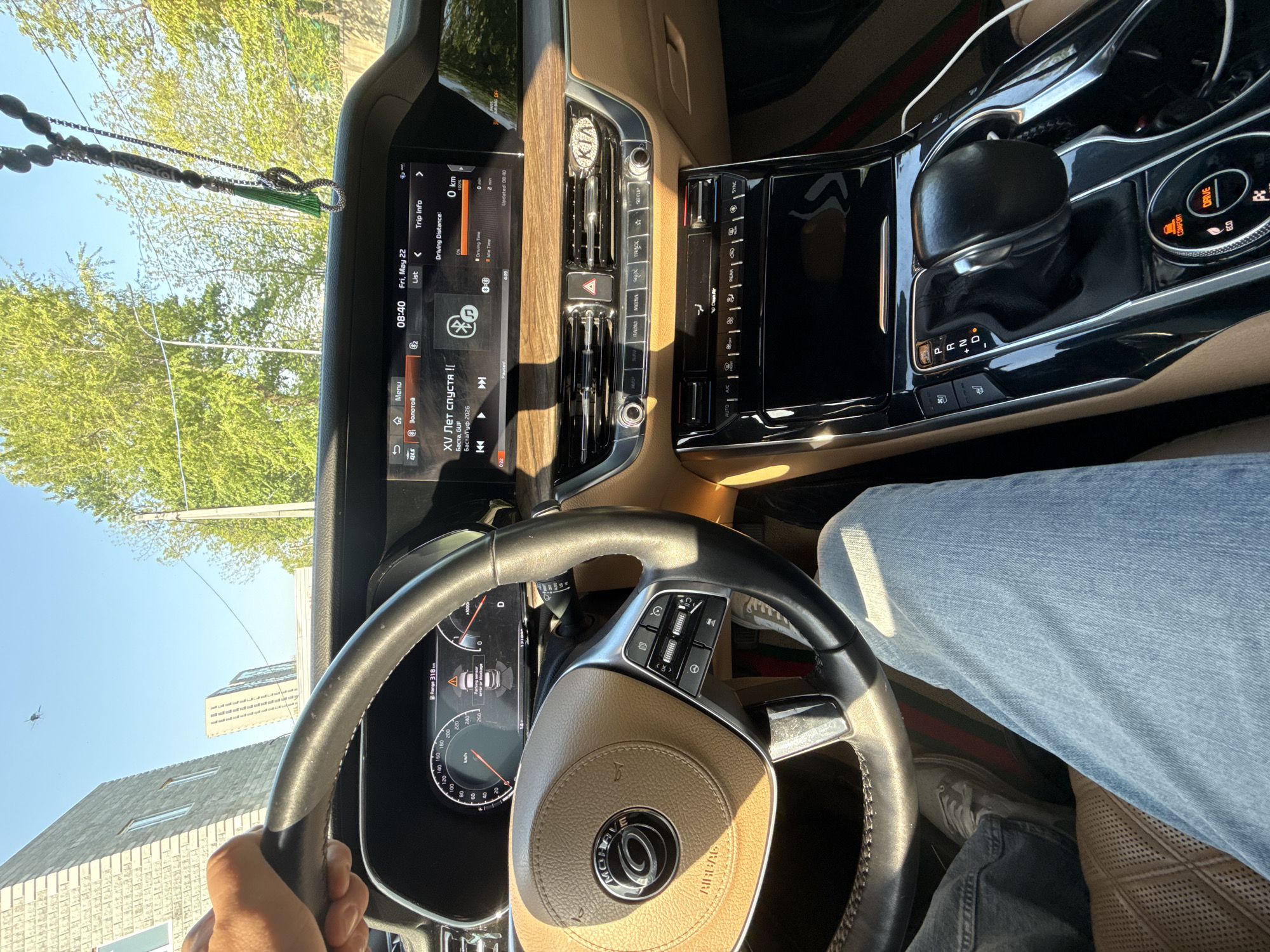 Driver navigates residential streets in Vladivostok evening hours