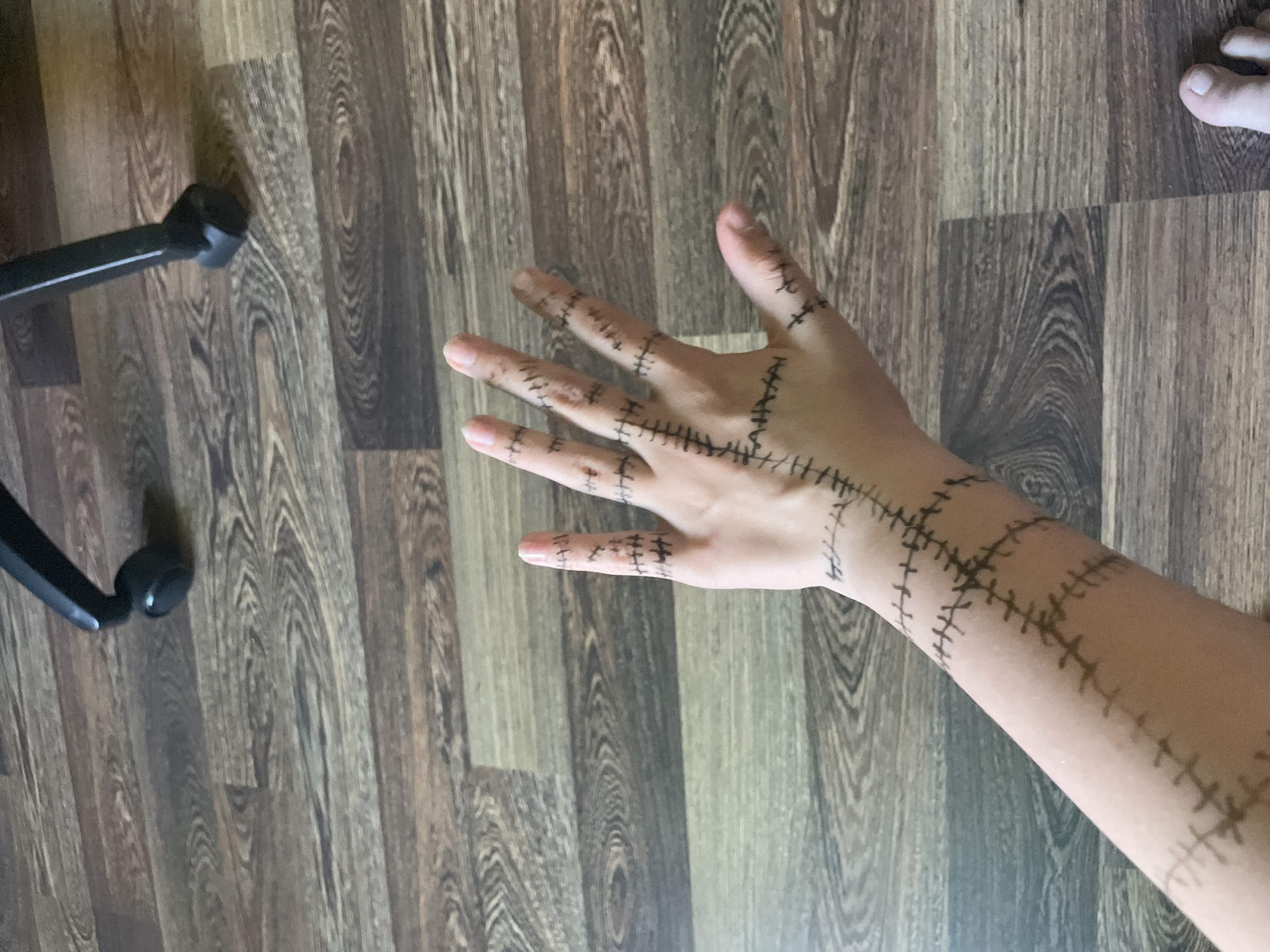 Person documents elaborate stitch-pattern body art in Sayanogorsk, Russia