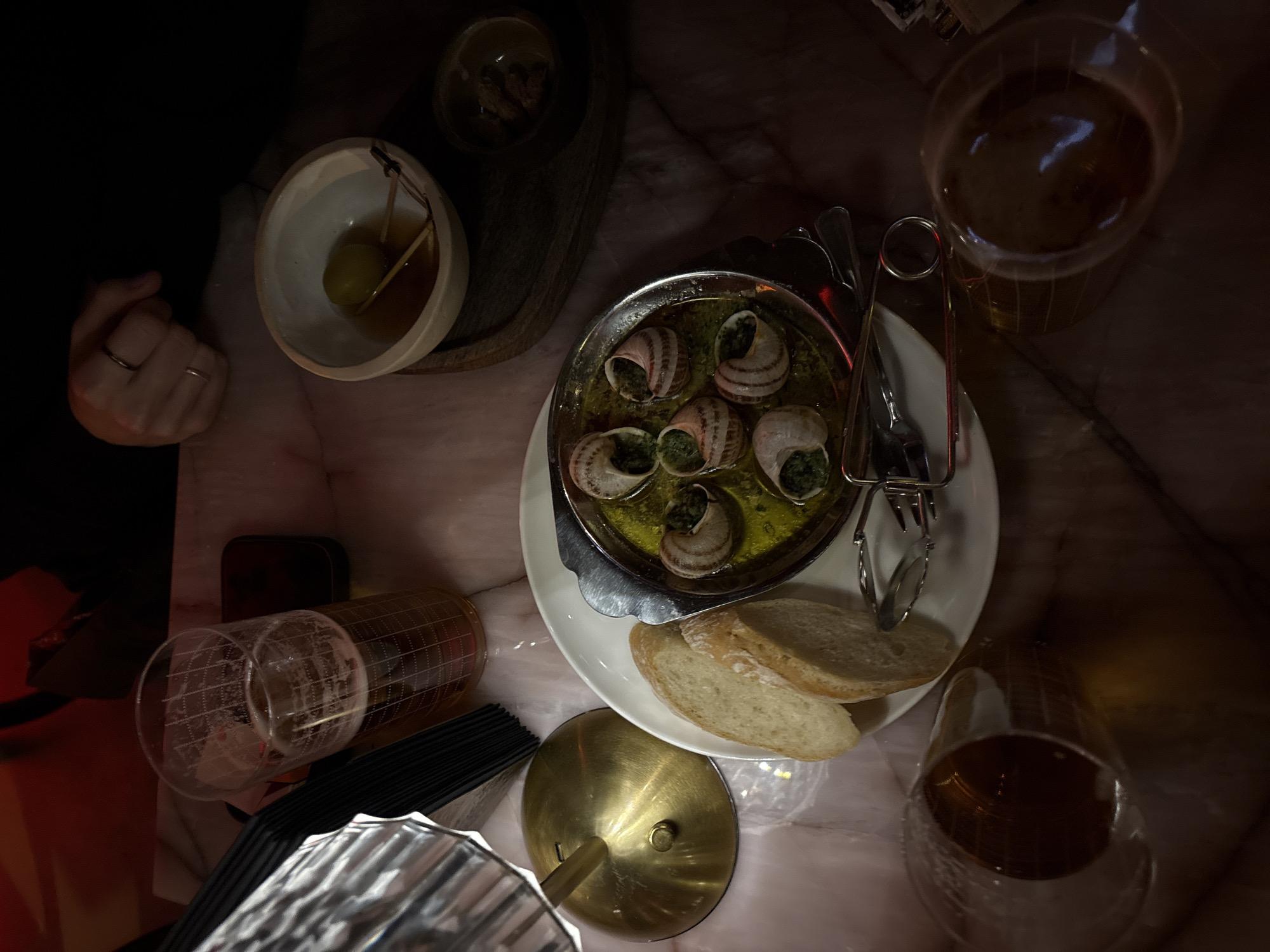 Wedding-ringed diner enjoys meal at Moscow restaurant