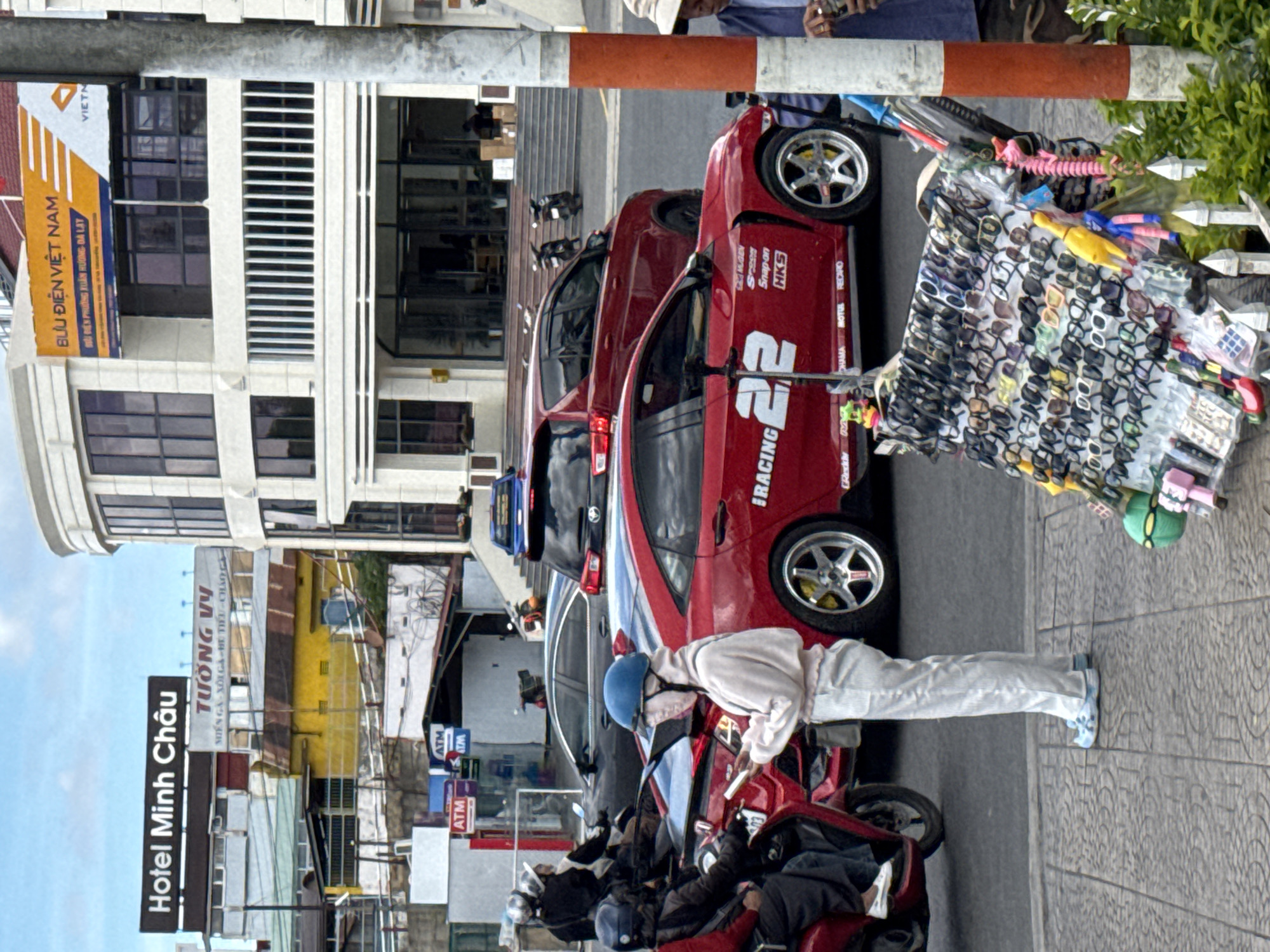 Da Lat street life: flower deliveries, vendors, traffic scenes