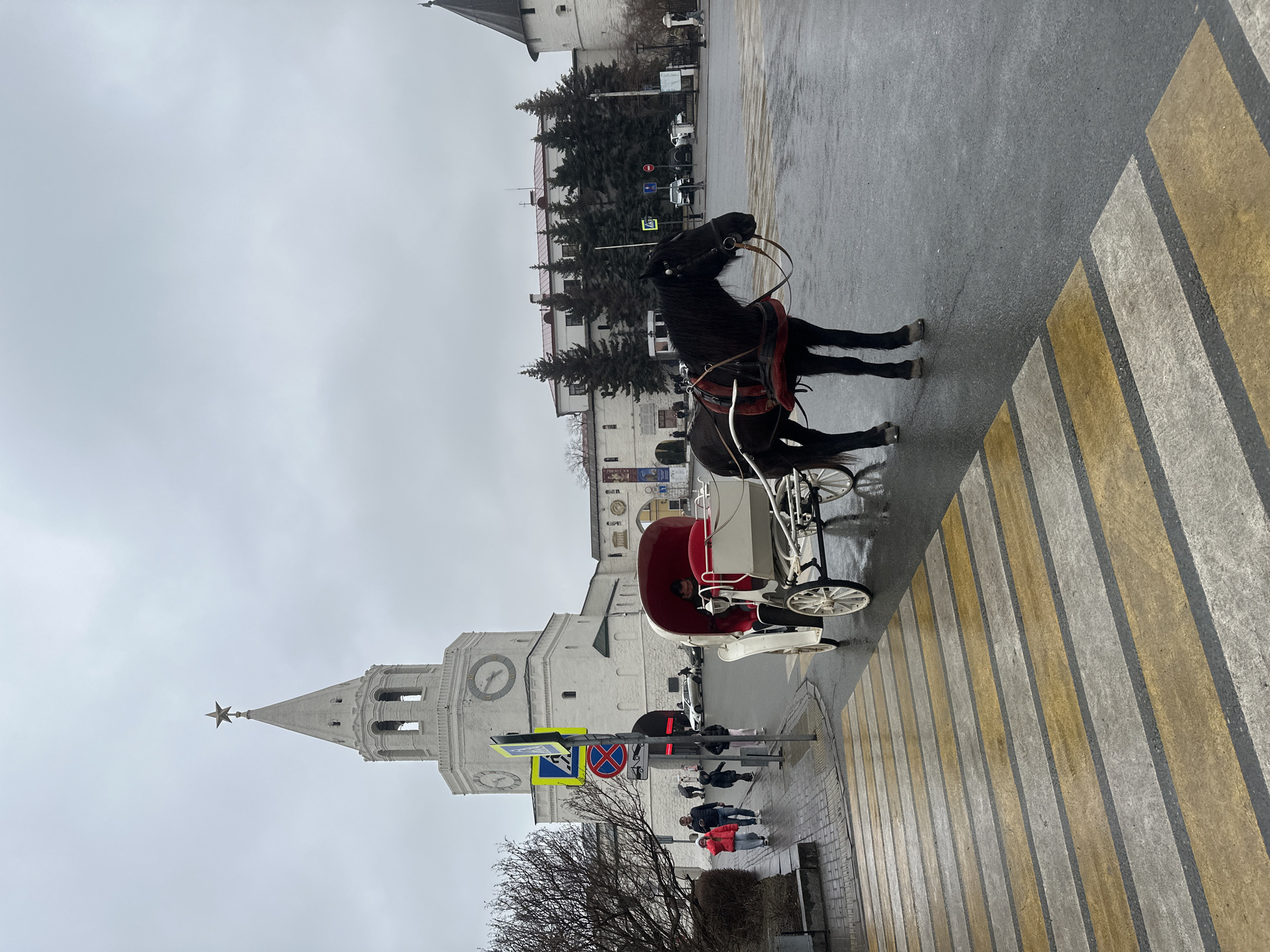 Horse-drawn carriage crosses intersection in central Kazan