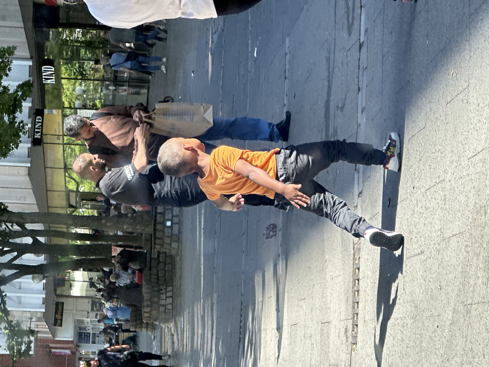 Hamburg resident documents ordinary city life across two hours