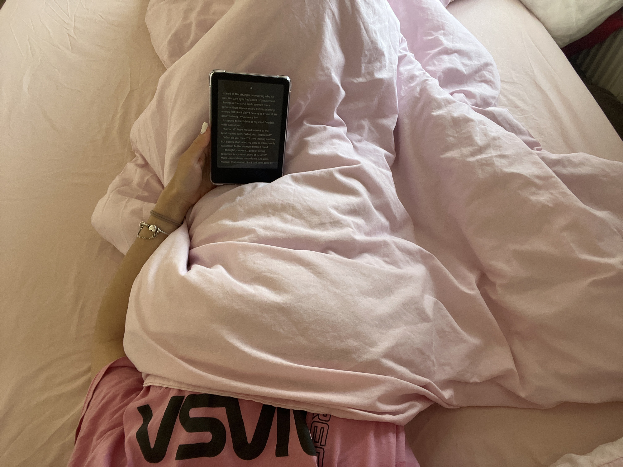 Morning reading session captured in Saarbrücken bedroom
