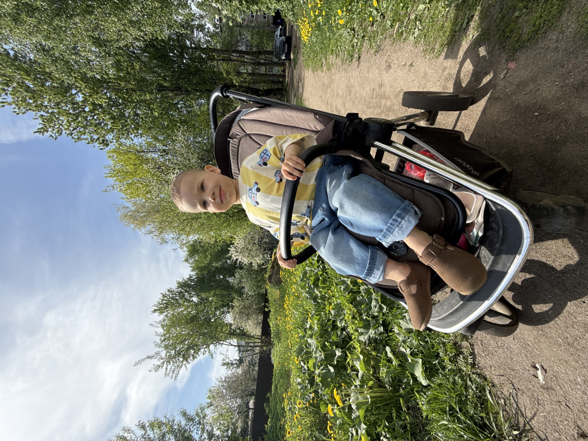 Family enjoys spring morning outing in Rusanovo park