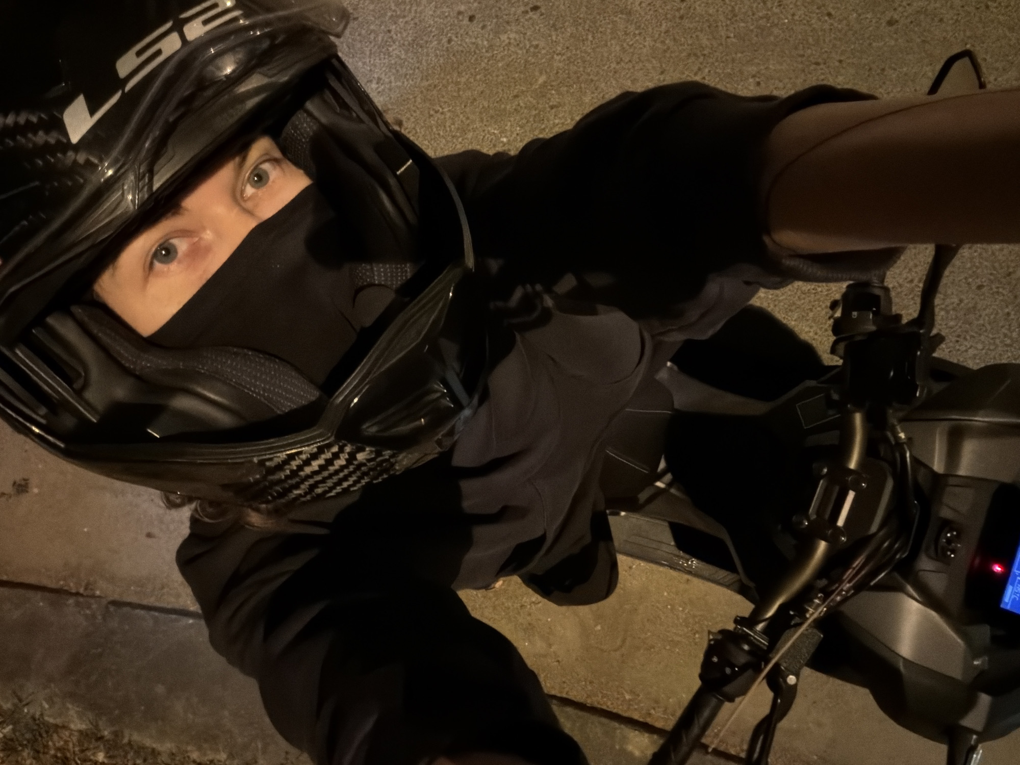 Motorcyclist documents evening ride through residential Đà Nẵng streets