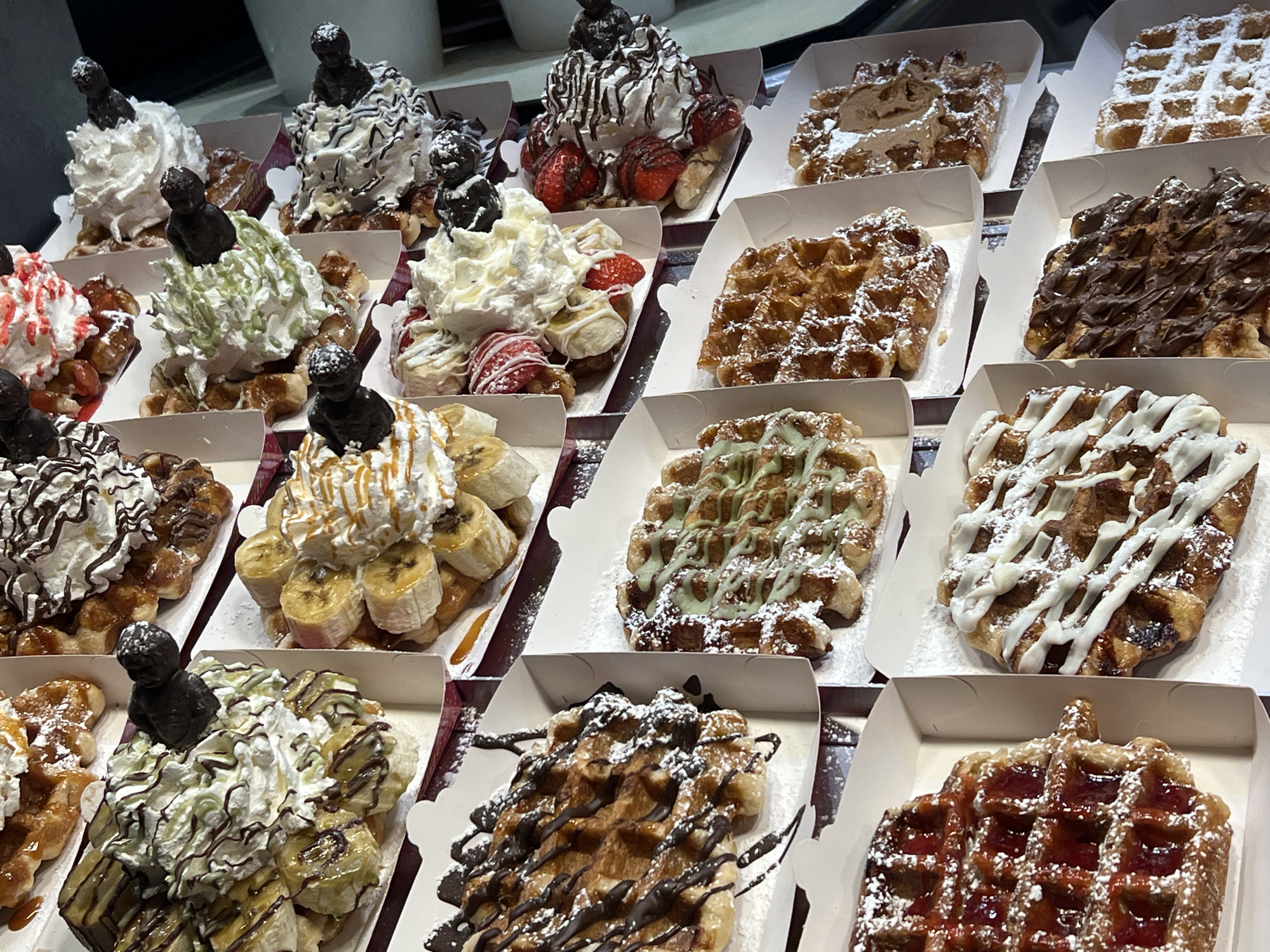 Evening wander through Brussels: waffles, Manneken Pis, and lit-up streets