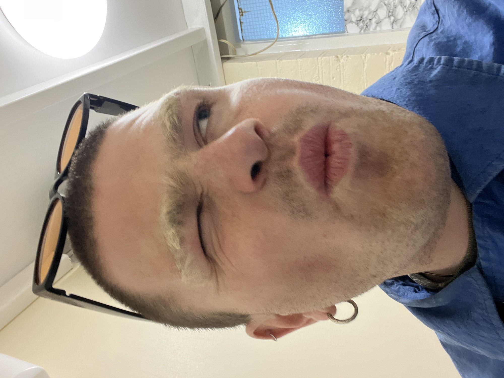 Man takes playful selfie in London
