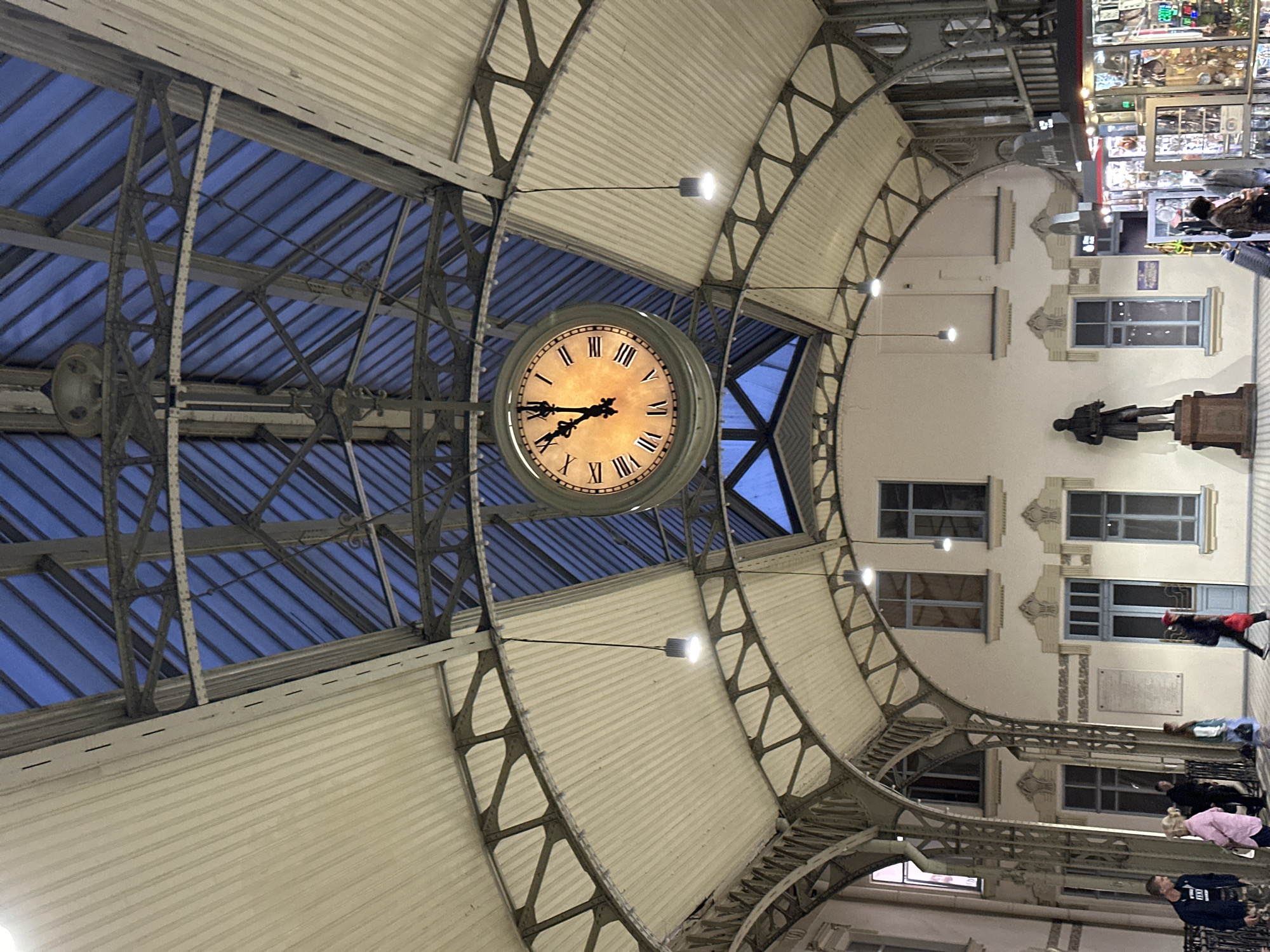 Inside Saint Petersburg's grand Vitebsky Railway Station