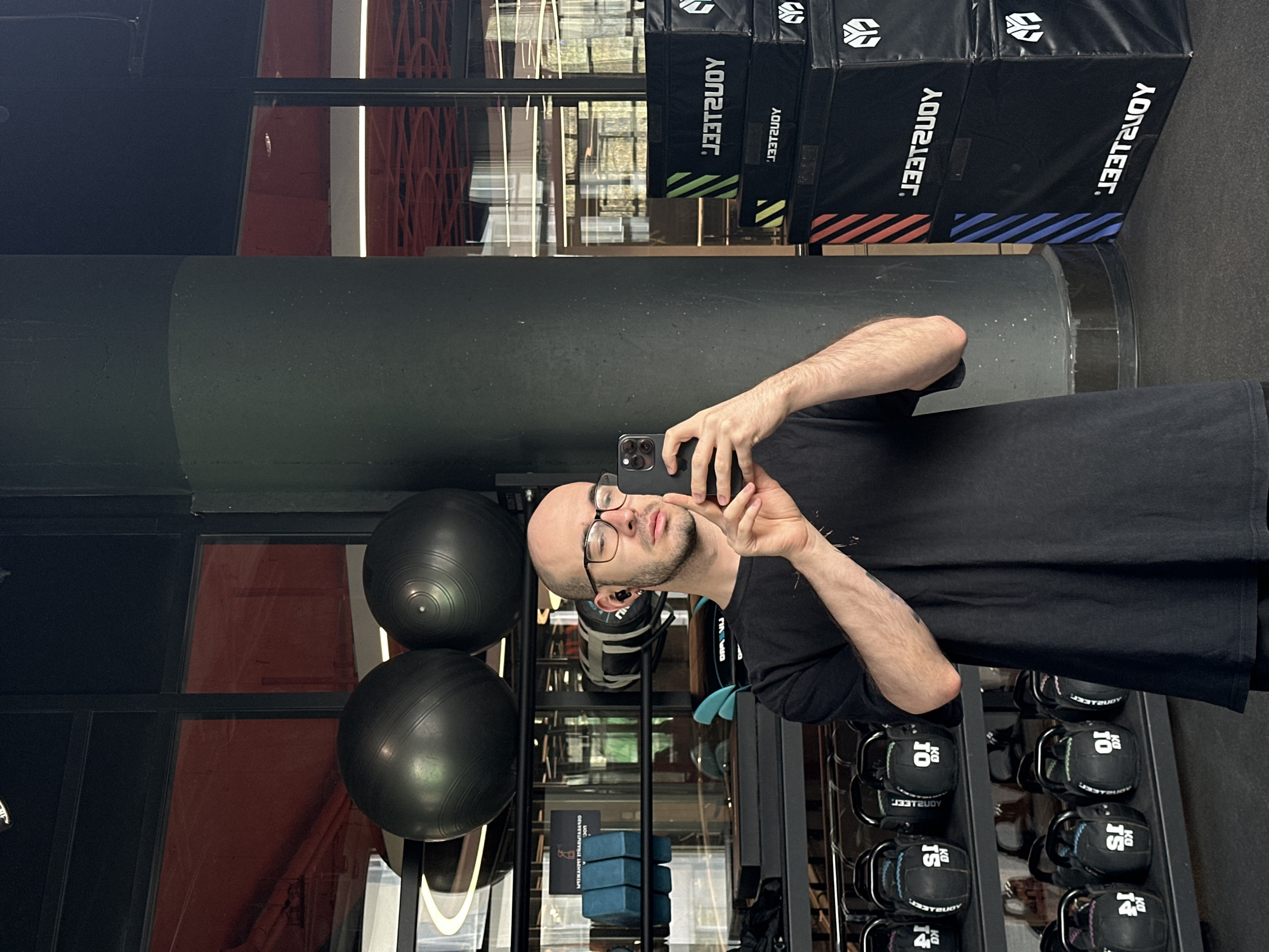 Morning scenes across Moscow capture gym selfies, rainy commute