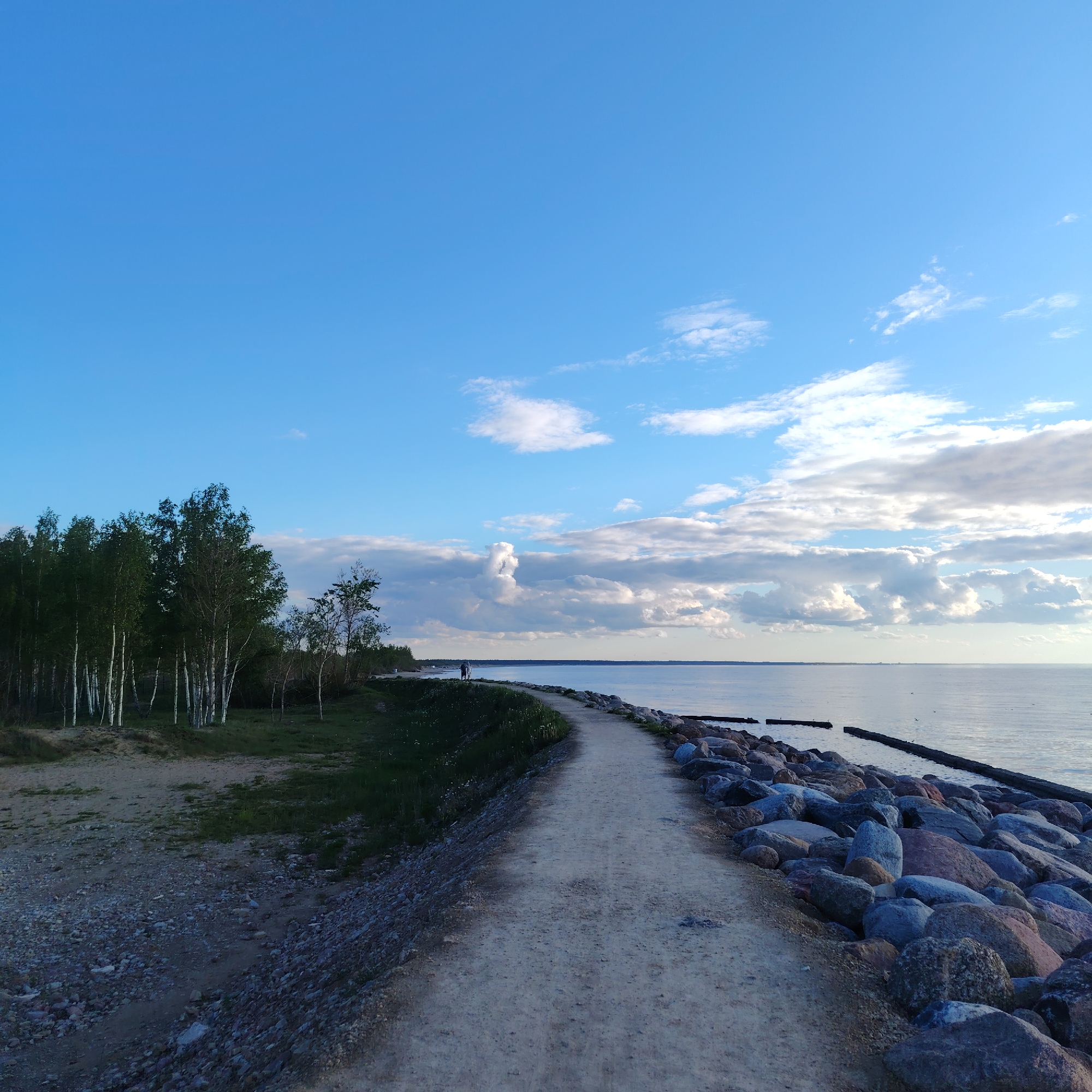 Spring afternoon coastal walk documented along Riga shoreline