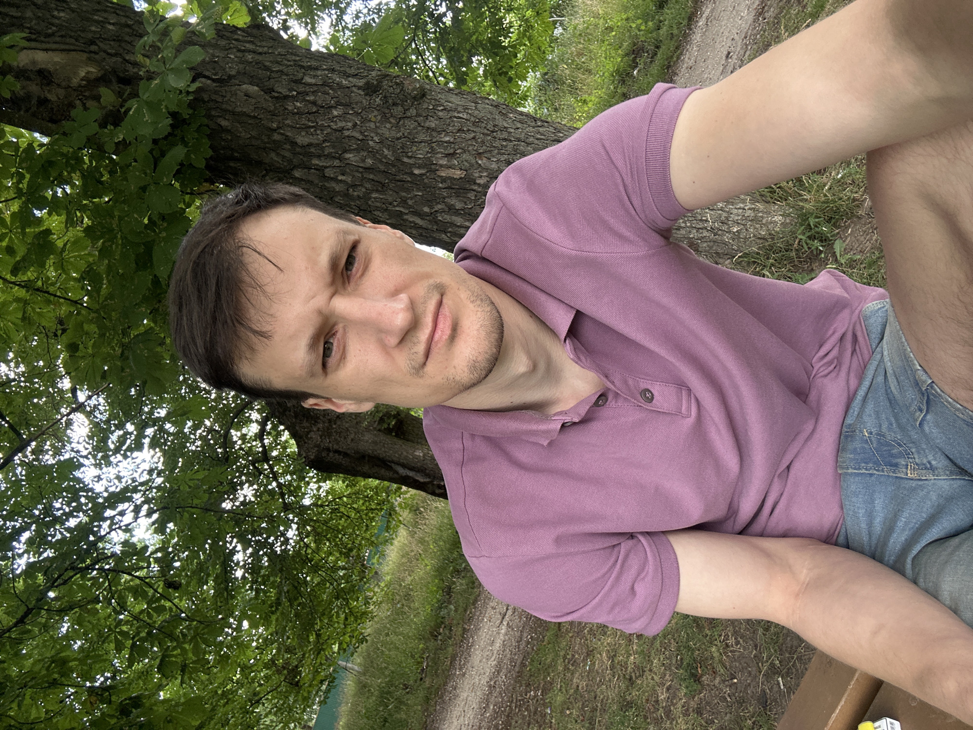 Afternoon park session in Makiv, multiple selfies under the trees.