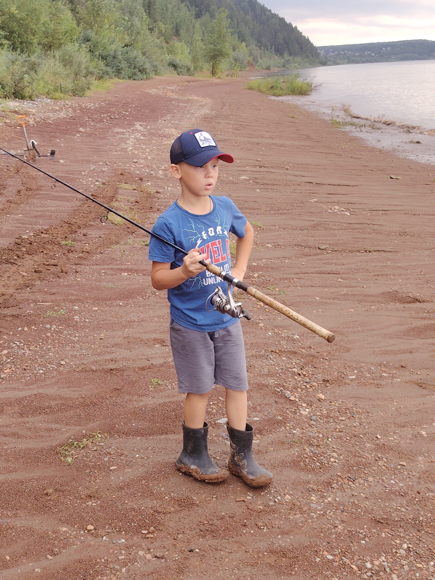 Riverside day trip in Perm region — fishing, food, and a muddy UAZ
