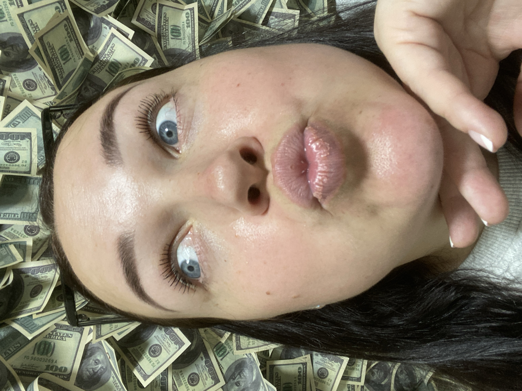 Woman photographed posing with cash bundles in Sochi hotel