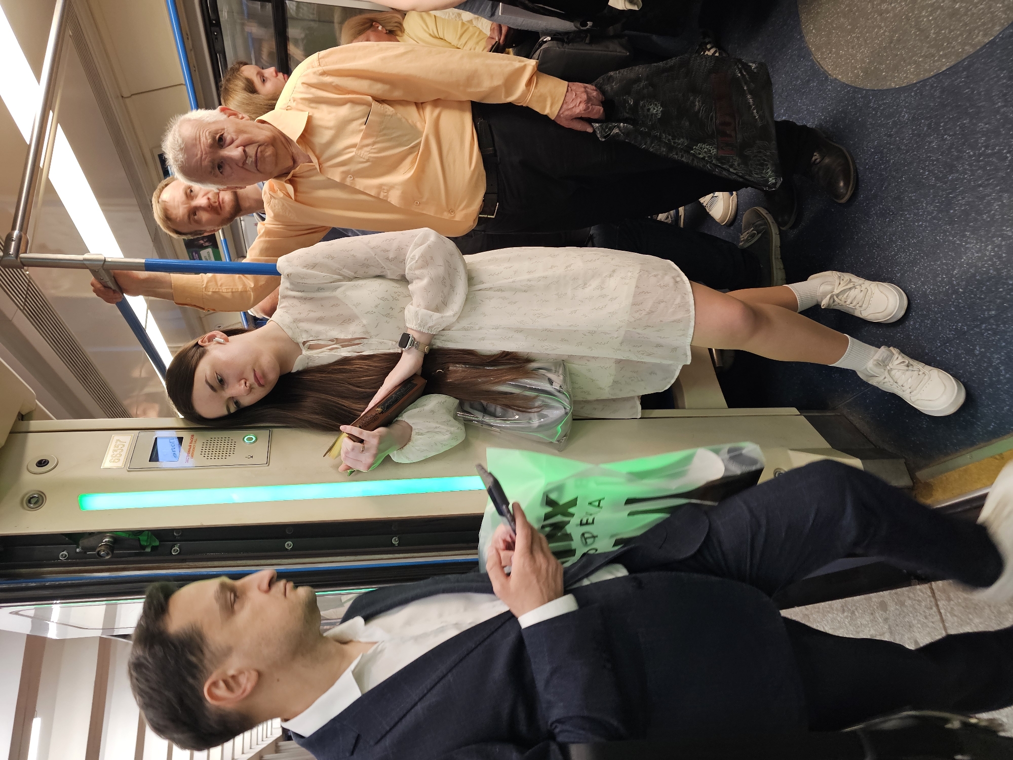 Moscow subway passengers observed during afternoon commute