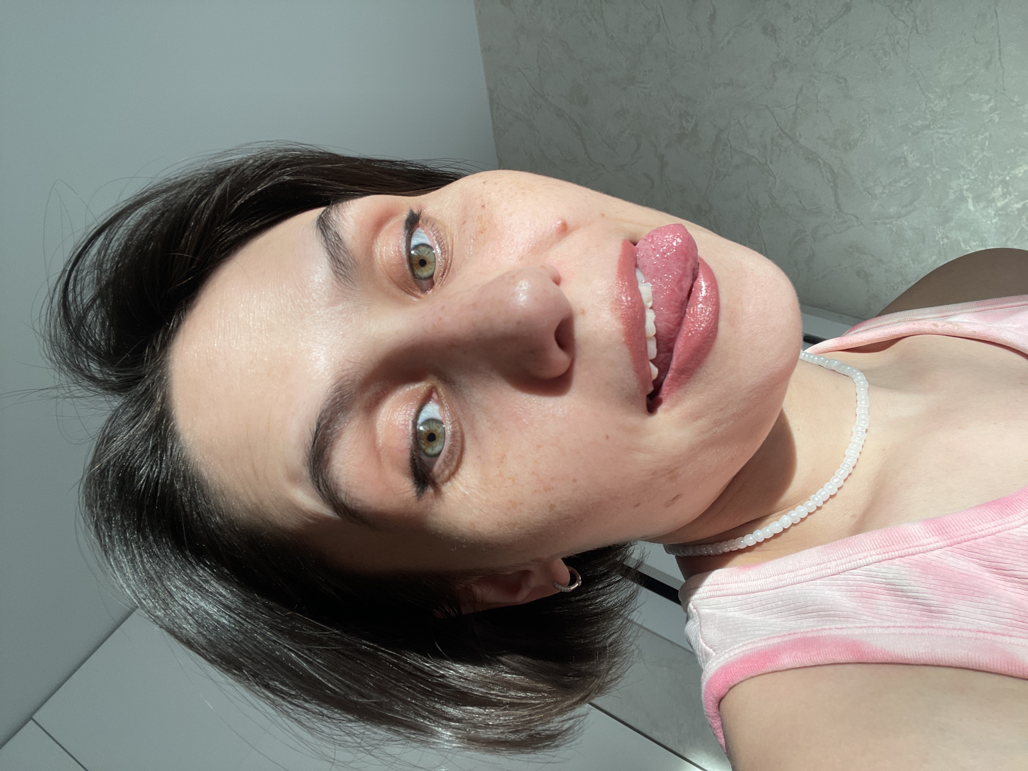 Woman takes series of selfies in Izhevsk apartment
