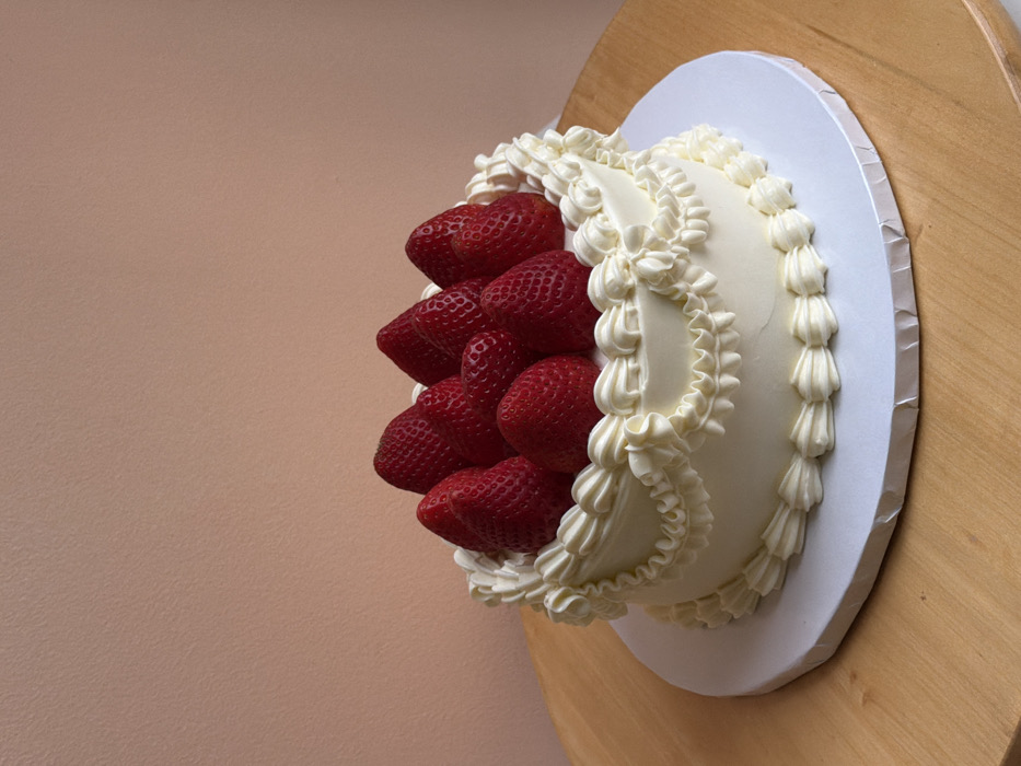 Tel Aviv pastry chef documents afternoon baking work