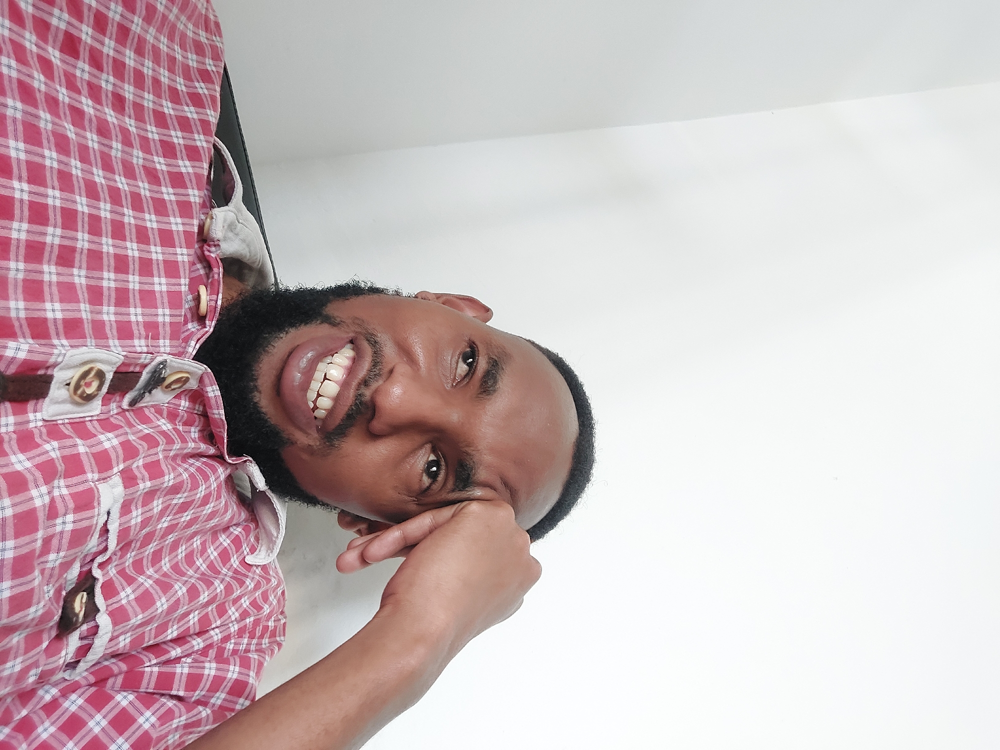 Man takes selfie while appliance shopping in Dar es-Salaam