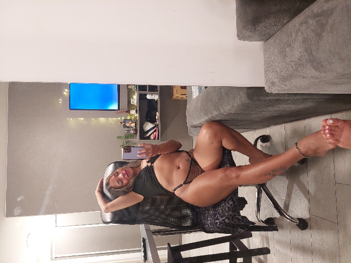 Woman documents morning routine through selfies in Buenos Aires apartment