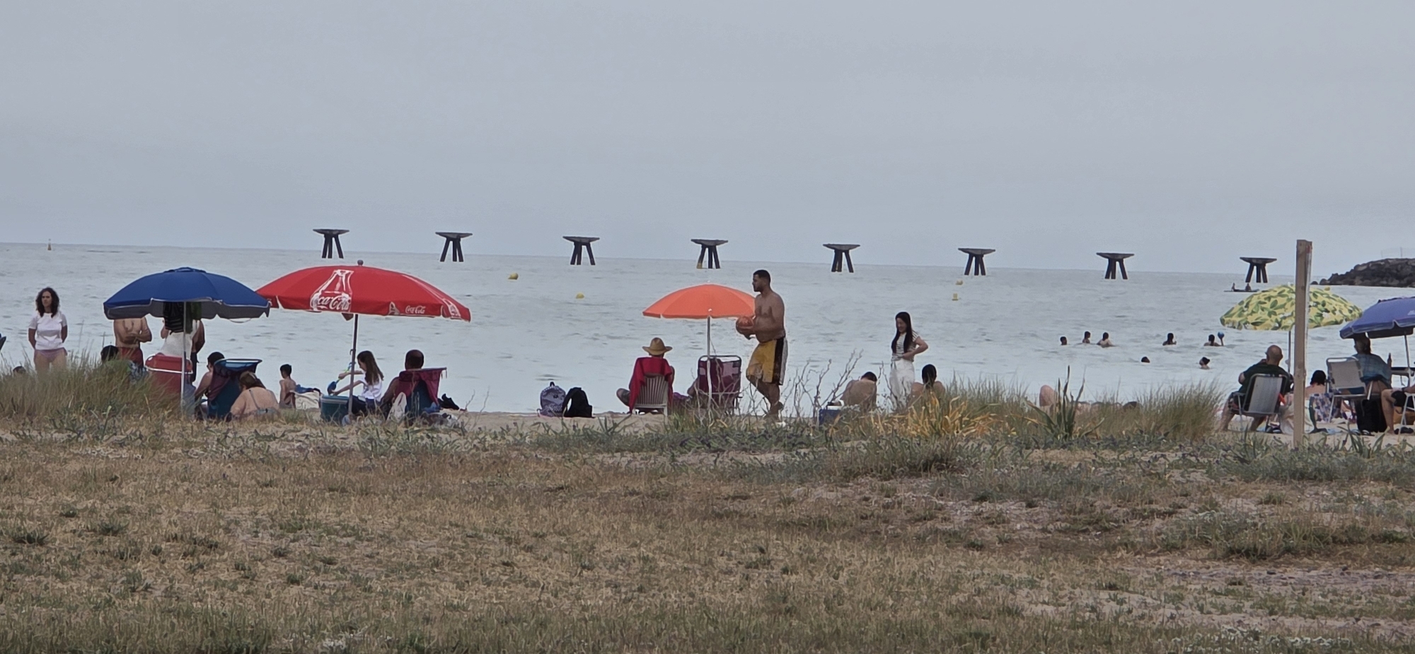 Cloudy afternoon brings crowds to Sagunto beach for leisure activities