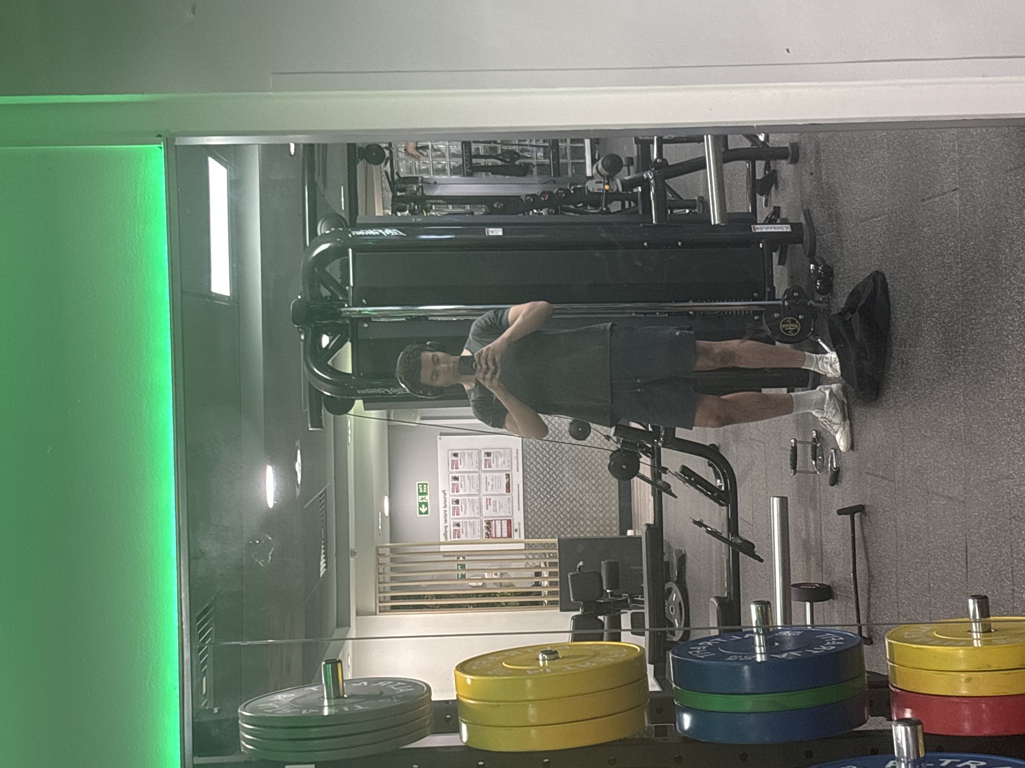 London morning captures gym selfie and street food vendors