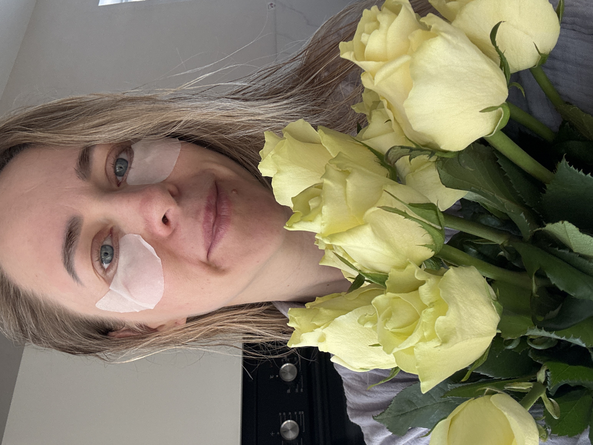 Birthday celebration captured in Chaikovsky home with roses and cake