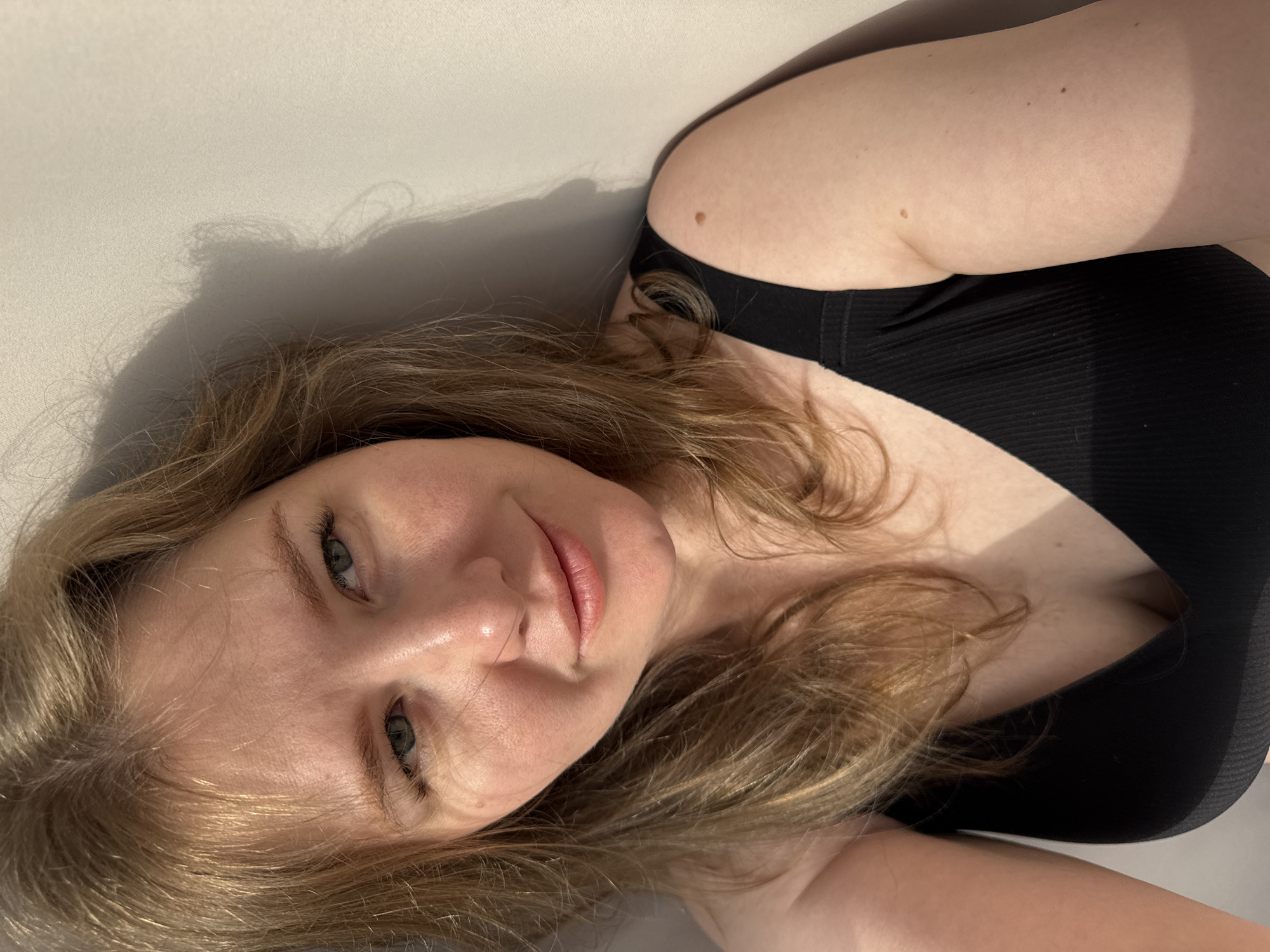 Woman photographed in bedroom portraits, Ферма Russia early morning