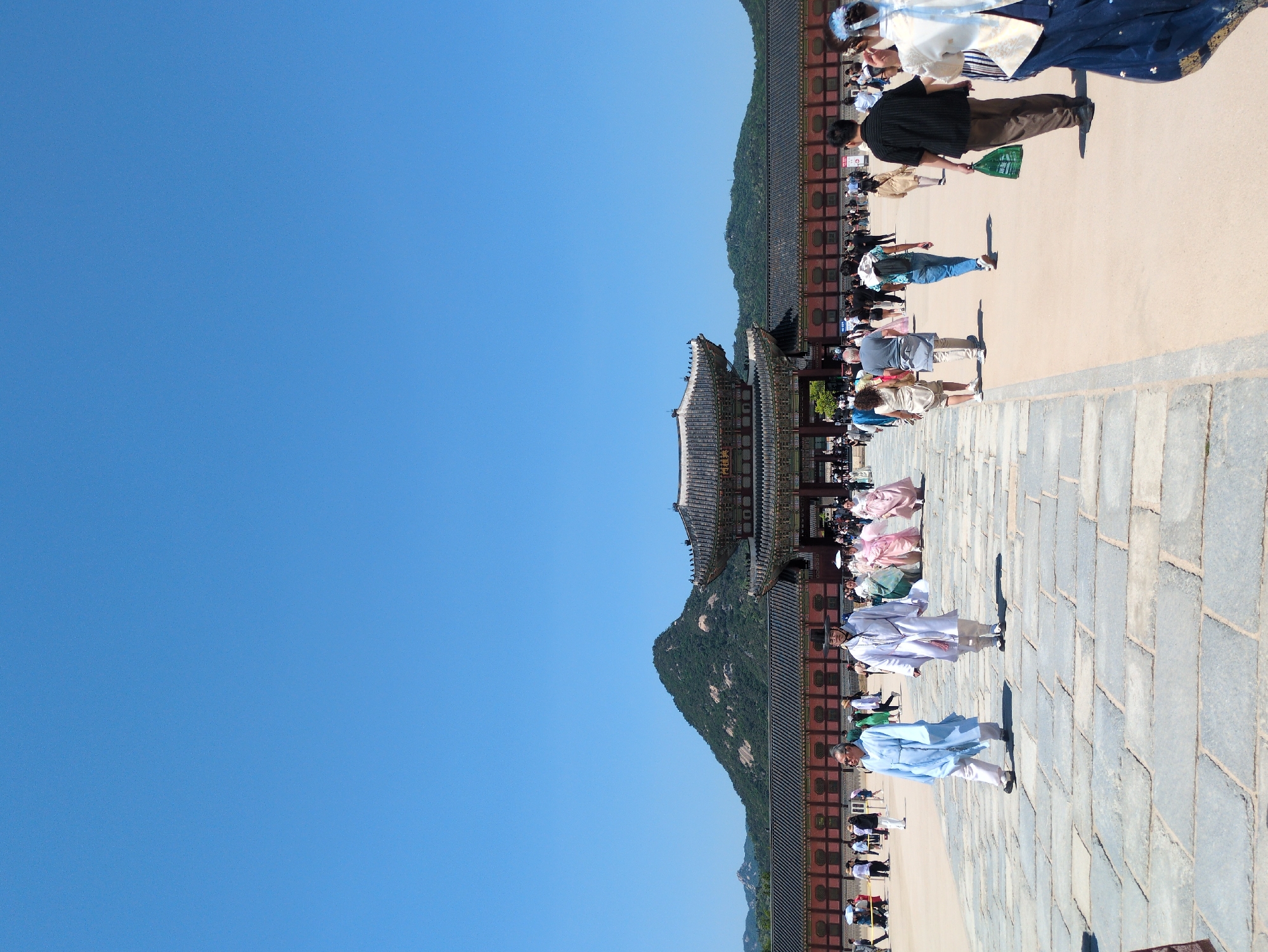 Tourist activity documented at Seoul palace sites during early morning