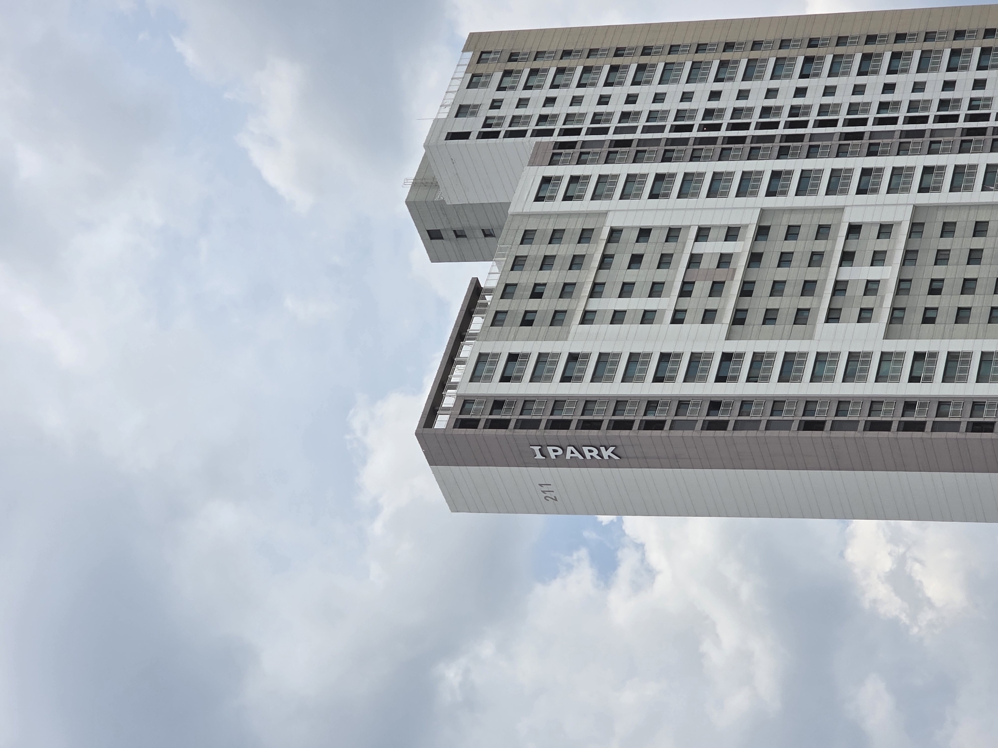 Daejeon resident captures apartment building and flower field scenes