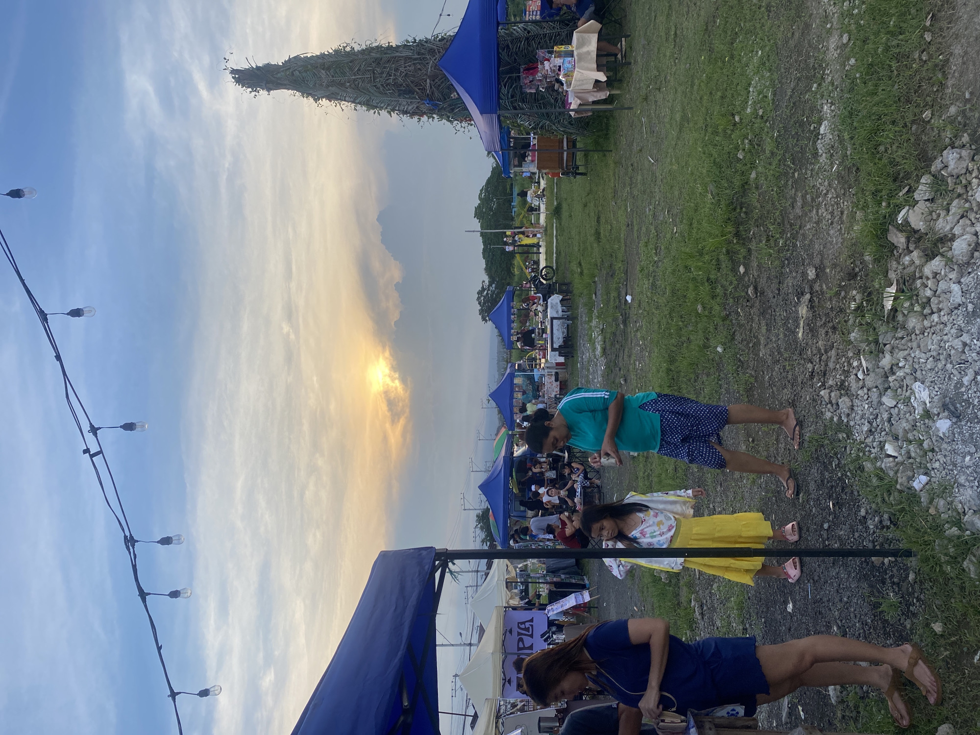 Evening market festival draws crowds in Davao City parks