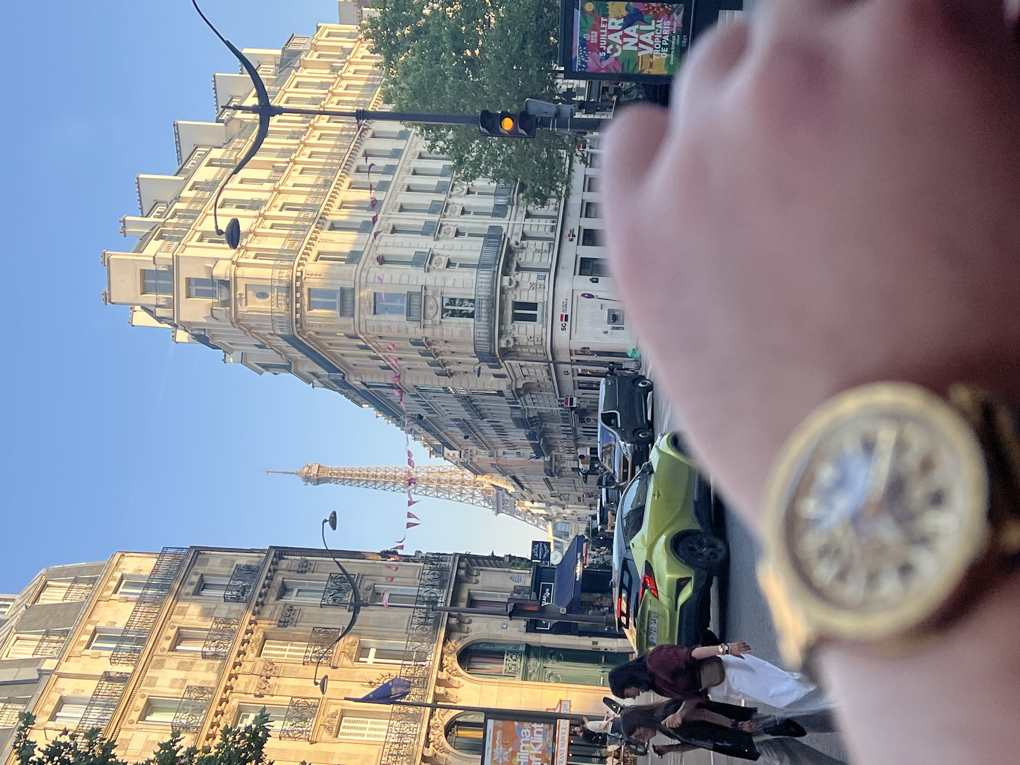 Afternoon café hang and street moments in Paris