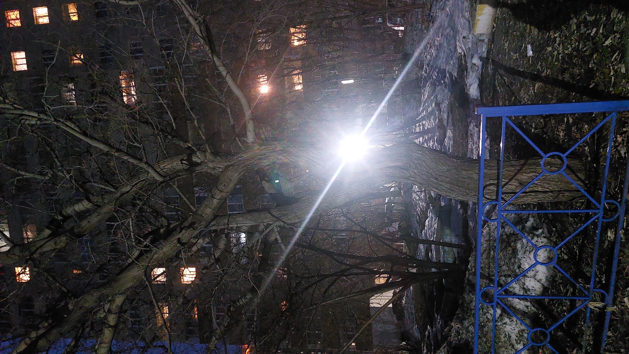 Witness documents everyday street scenes across Novosibirsk during April evening