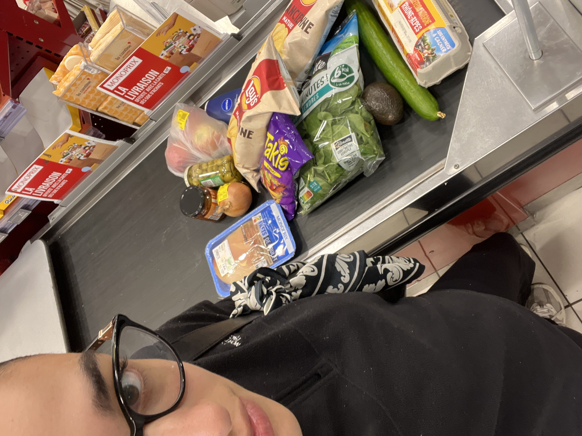 Morning routine documented in Lyon: shopping, breakfast preparation